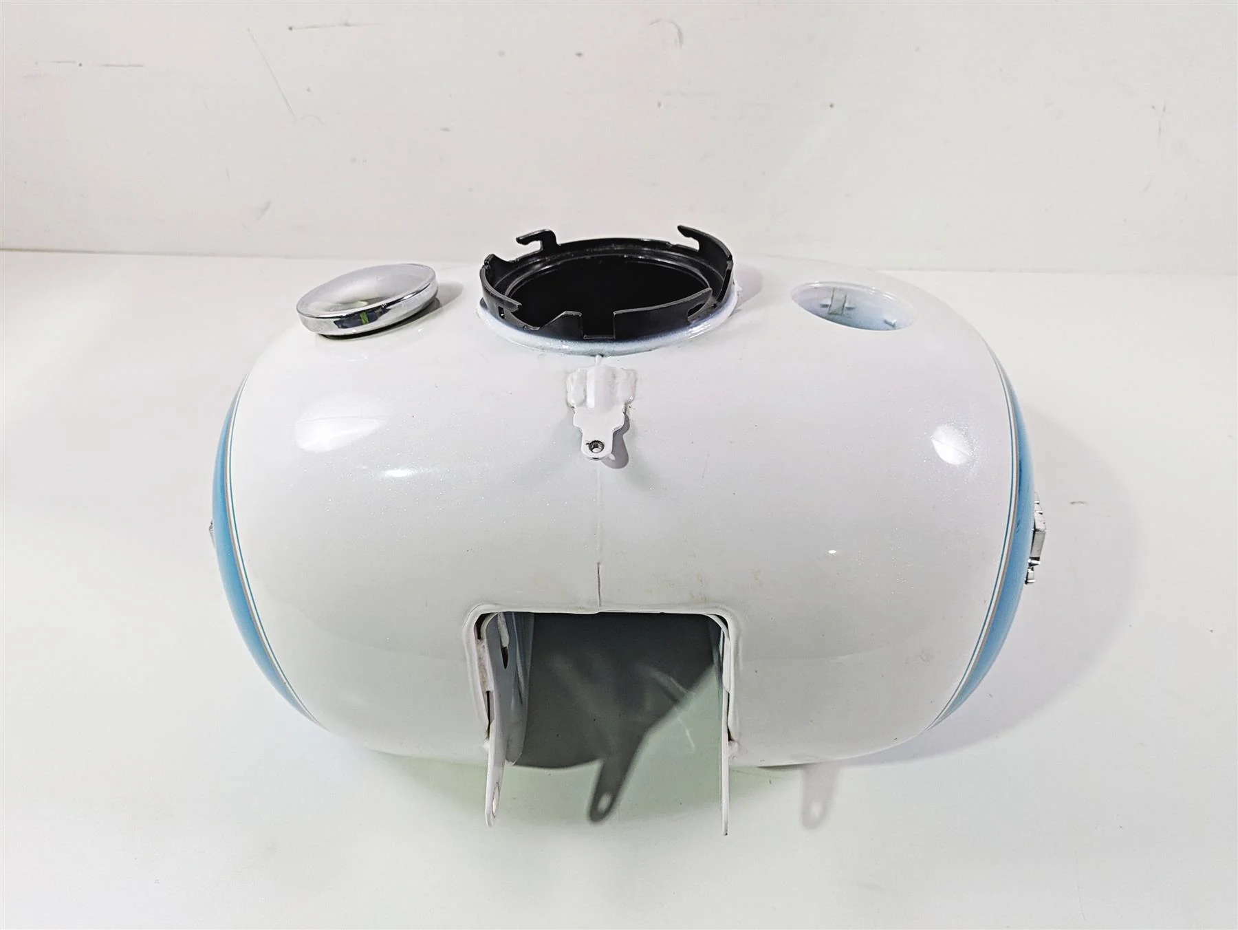 2016 Harley Touring FLHR Road King  Fuel Gas Petrol Tank Reservoir 61000691 - Image 3