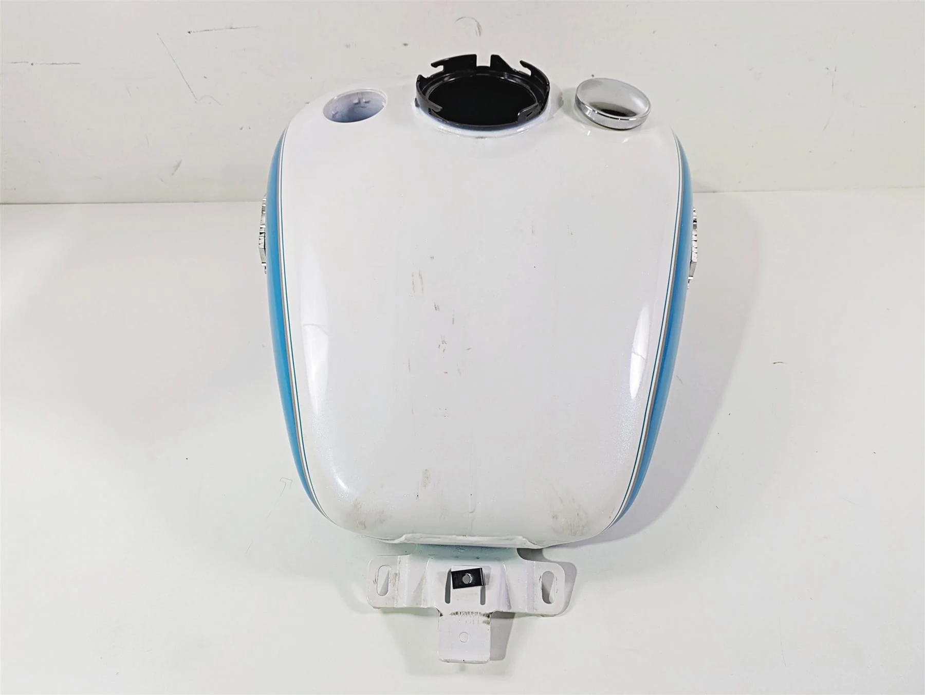 2016 Harley Touring FLHR Road King  Fuel Gas Petrol Tank Reservoir 61000691 - Image 4
