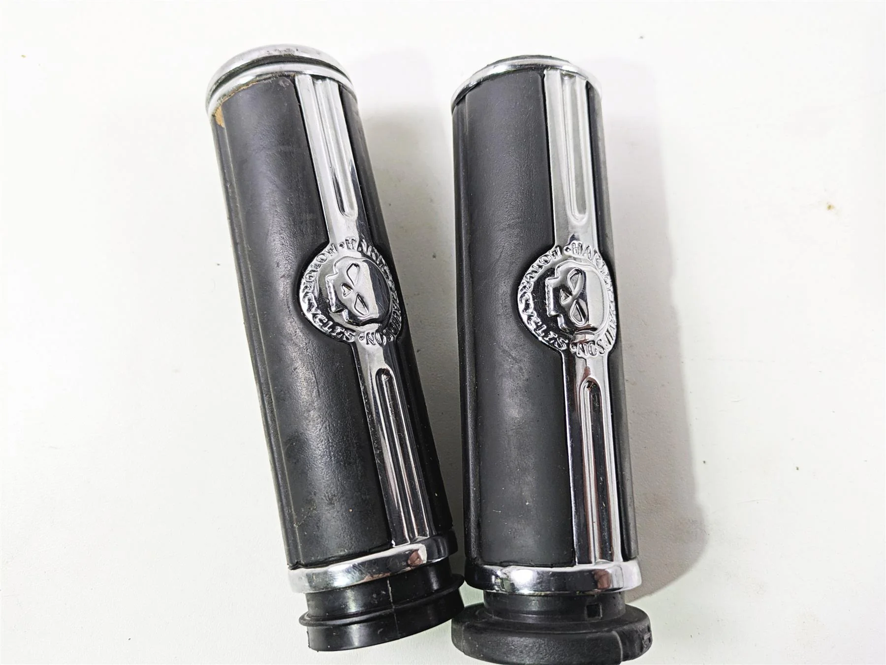 2016 Harley Touring FLHR Road King  Willie G Skull Hand Grips - Read 56741-04 - Image 11