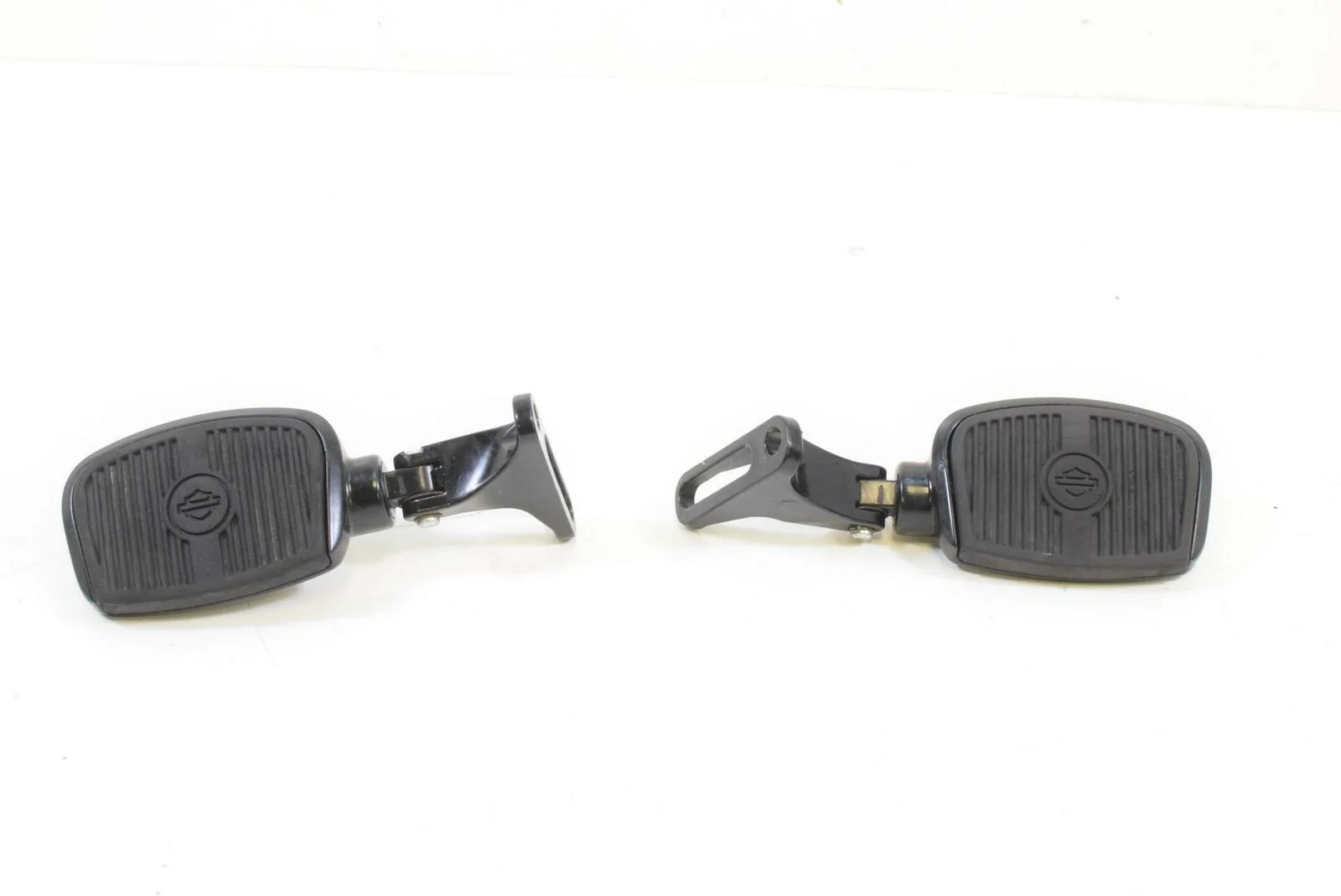 2016 Harley Touring FLHTCU Electra Glide Rear Passenger Footpeg Set 52719-10 - Image 2