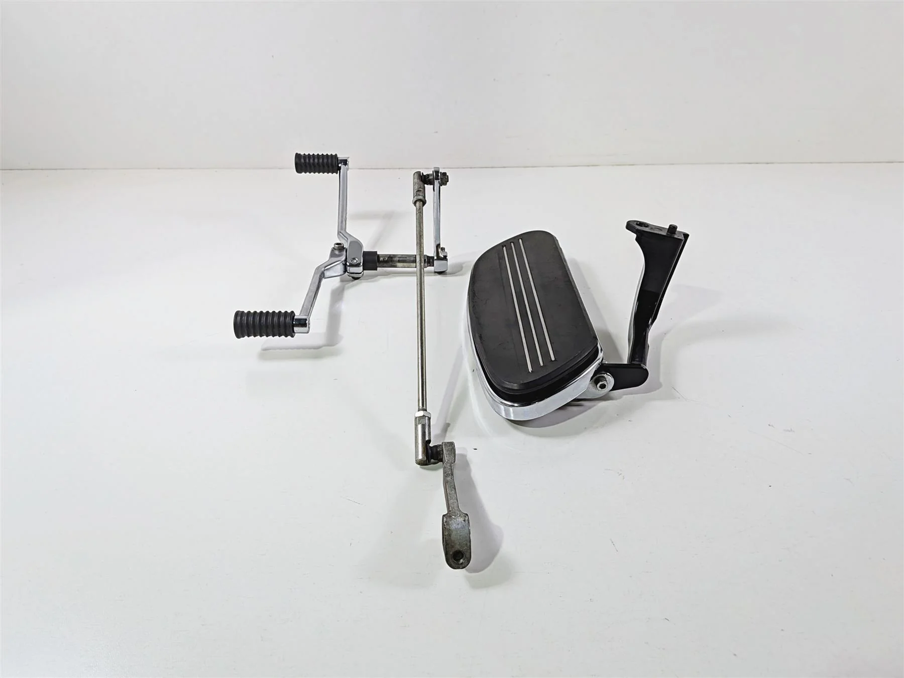 2016 Harley Touring FLHX Street Glide Left Floor Board & Shifter -Read 50622-09A - Image 2