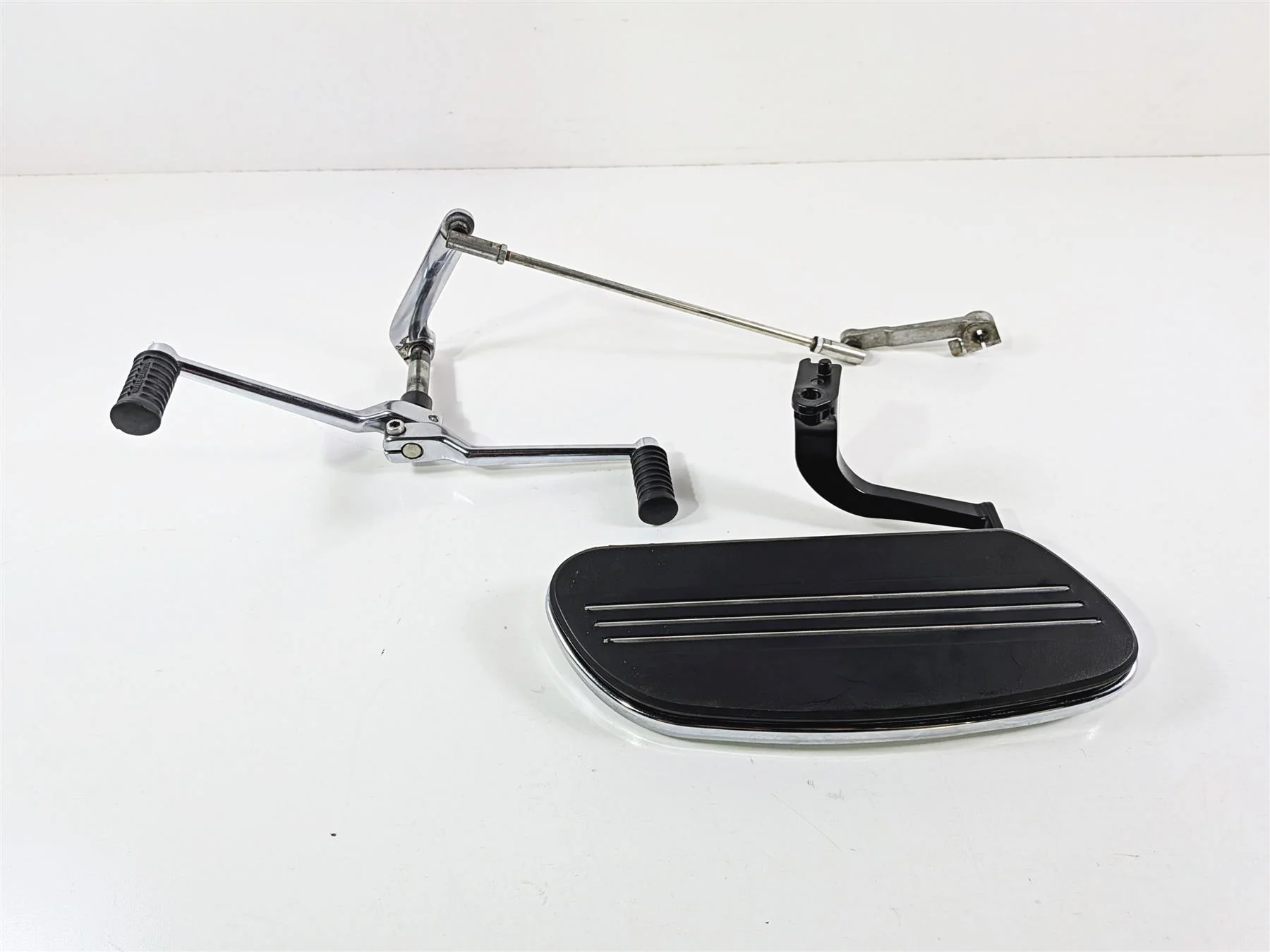 2016 Harley Touring FLHX Street Glide Left Floor Board & Shifter -Read 50622-09A - Image 3