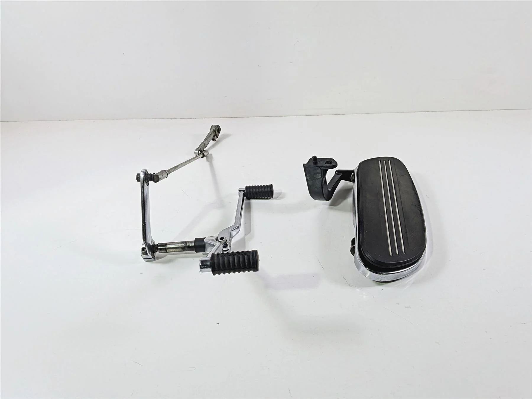 2016 Harley Touring FLHX Street Glide Left Floor Board & Shifter -Read 50622-09A - Image 4