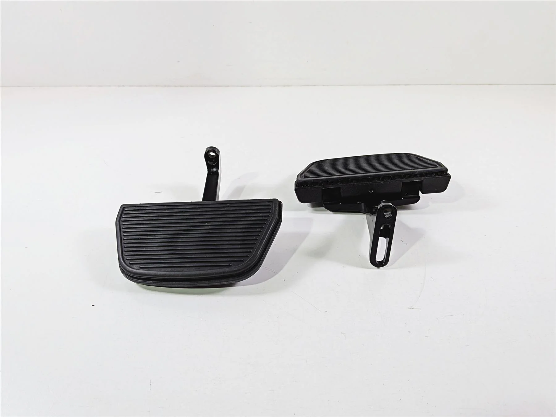2016 Harley Touring FLHX Street Glide Rear Passenger Floor Board Set 50500460A - Image 2