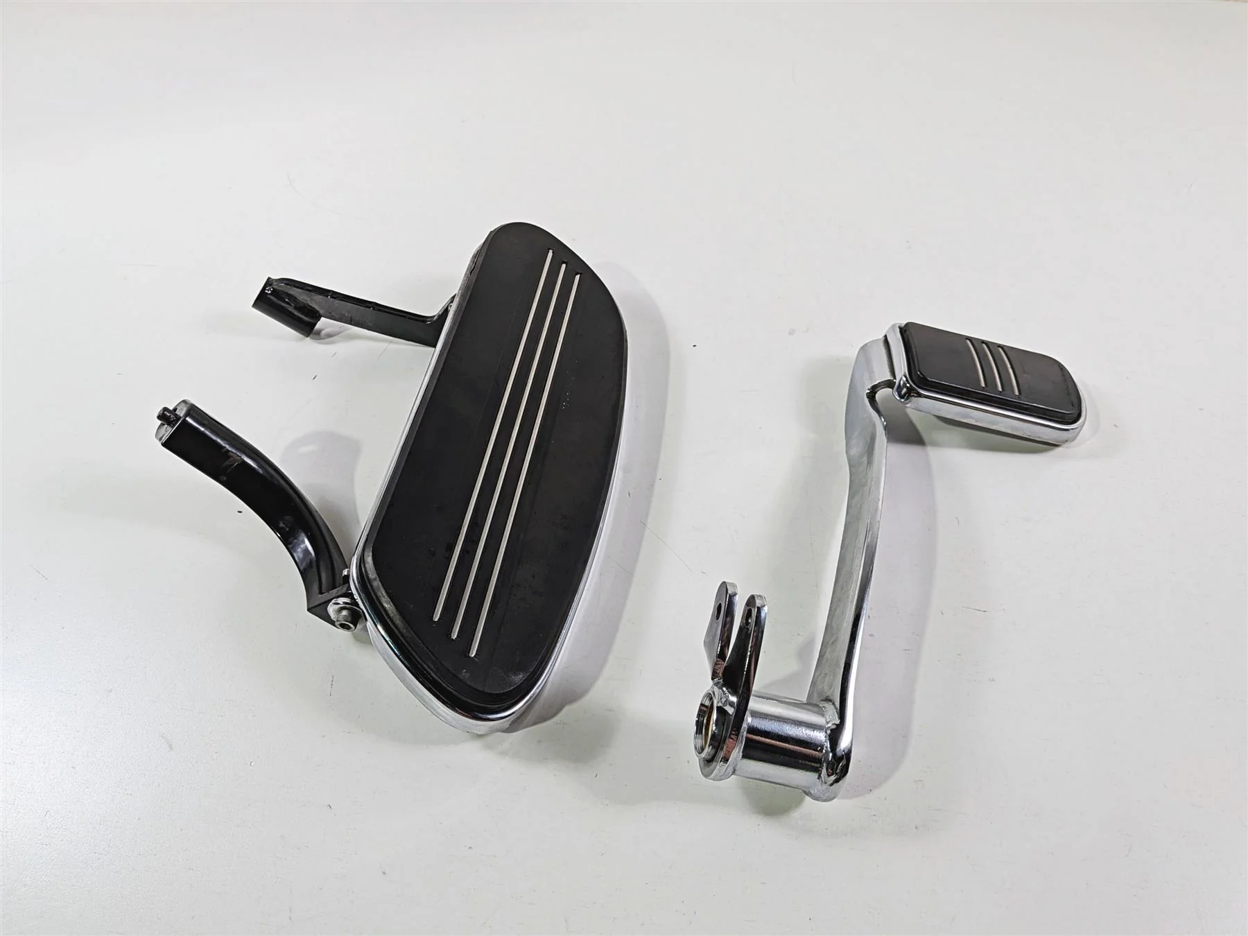 2016 Harley Touring FLHX Street Glide Right Floor Board & Brake Pedal 50674-05 - Image 13