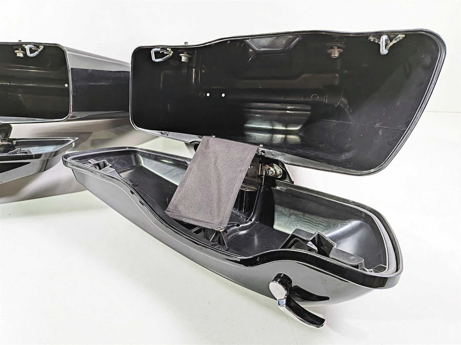 2016 Harley Touring FLHX Street Glide Strechted Saddle Bag Set - Read - Image 16
