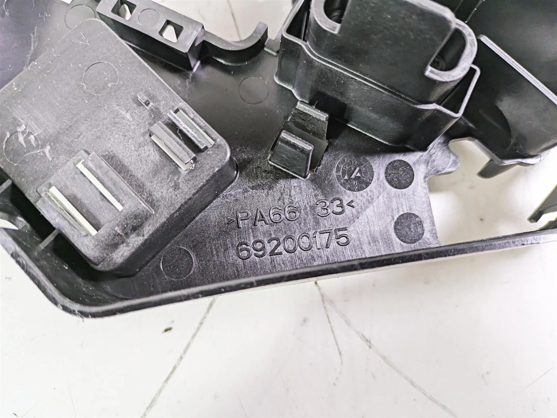 2016 Harley Touring FLTRX Road Glide Battery Tray Electrical Holder 66000010A - Image 12