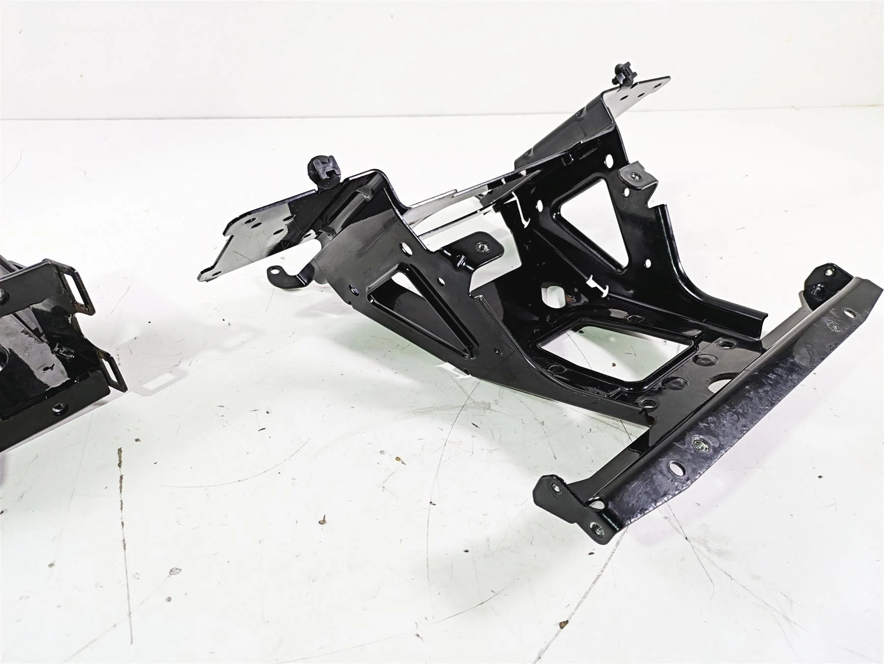 2016 Harley Touring FLTRX Road Glide Front Fairing Mount Carrier Set 47200217 - Image 11
