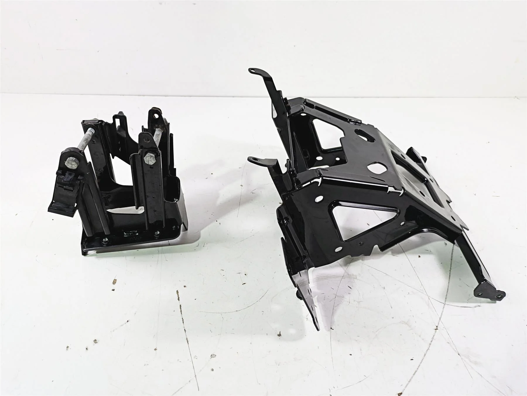 2016 Harley Touring FLTRX Road Glide Front Fairing Mount Carrier Set 47200217 - Image 2