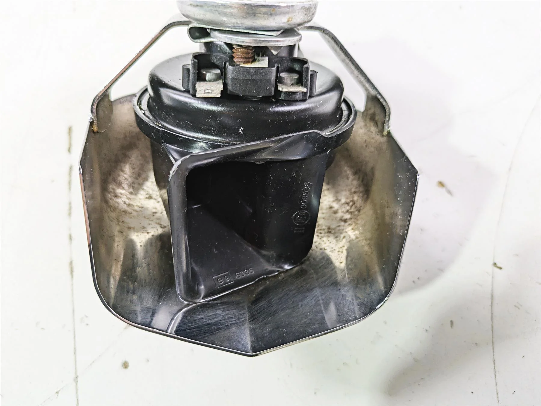 2016 Harley Touring FLTRX Road Glide Horn & Chrome Cover 61300478A - Image 8