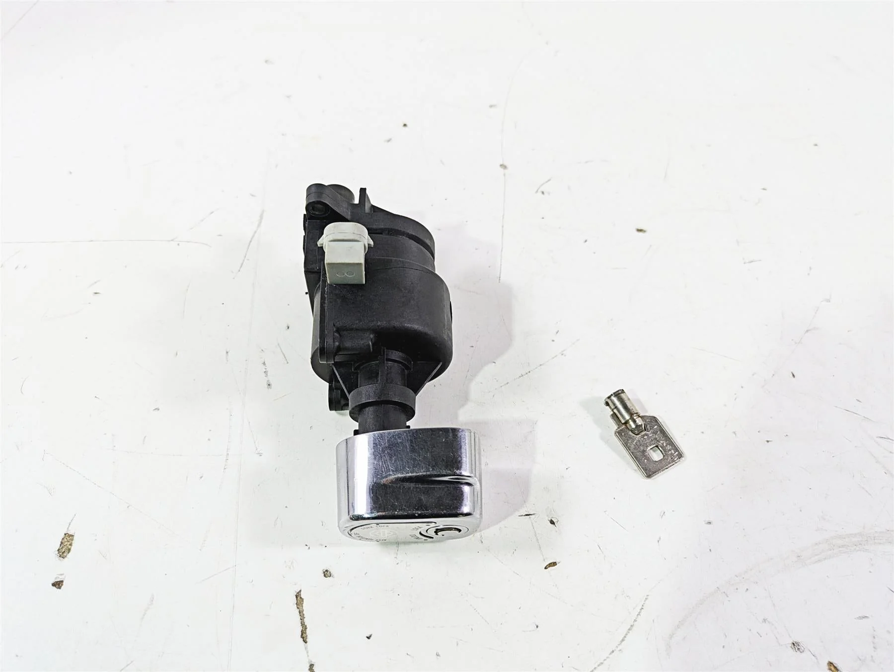 2016 Harley Touring FLTRX Road Glide Ignition Switch & Key READ 71400016B