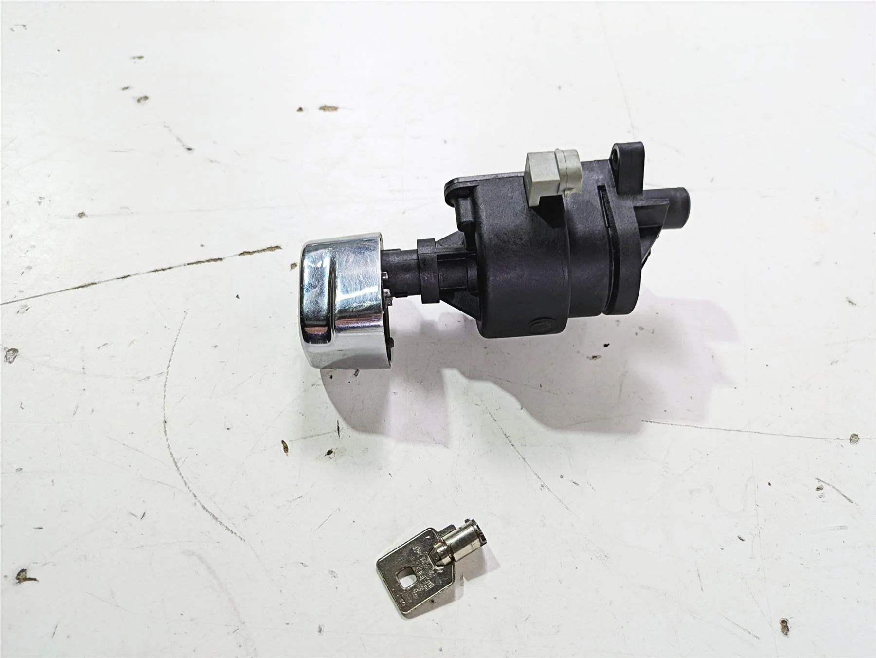 2016 Harley Touring FLTRX Road Glide Ignition Switch & Key READ 71400016B - Image 3