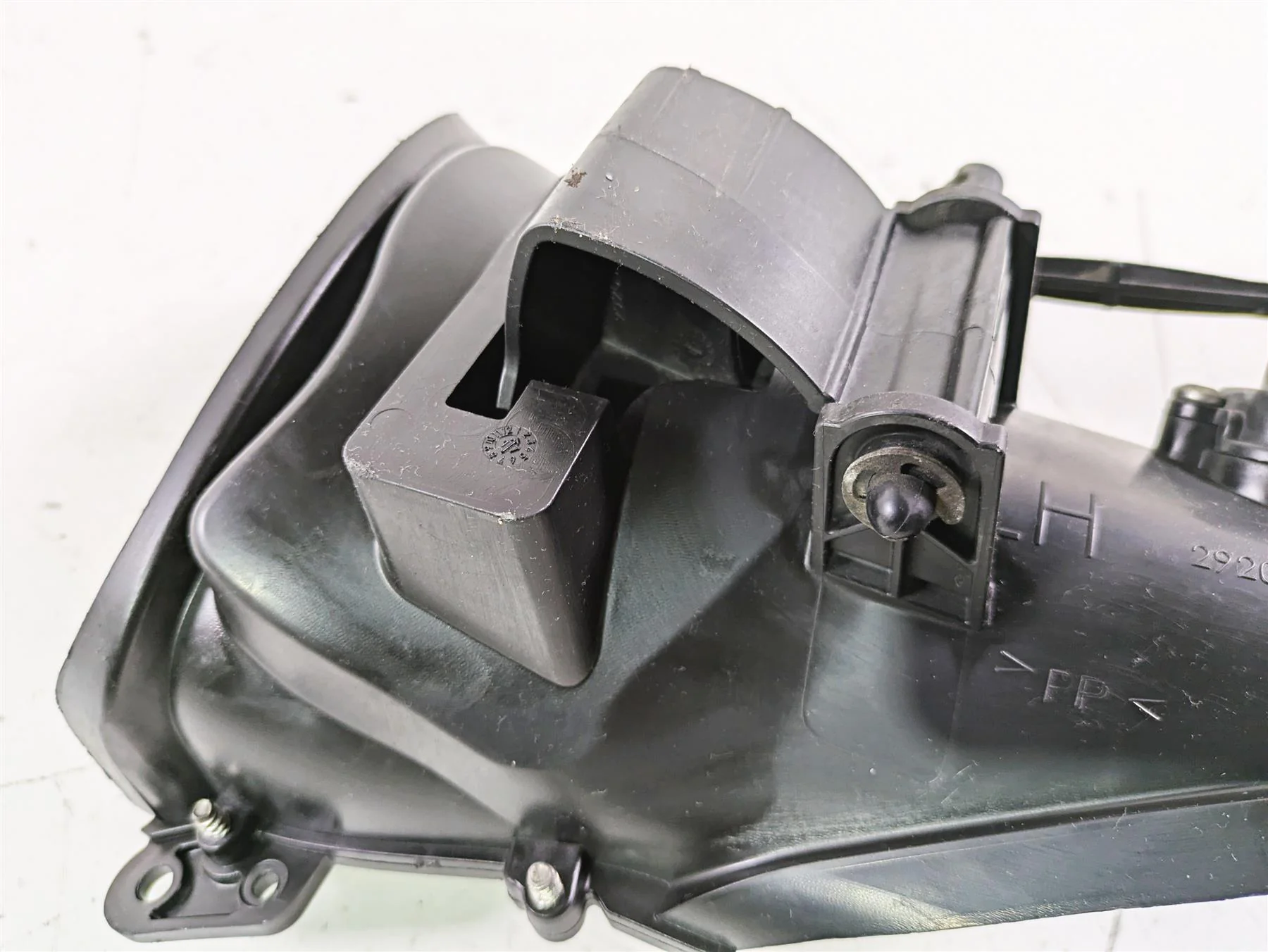 2016 Harley Touring FLTRX Road Glide Left Air Duct Vent Part 29200070 - Image 9