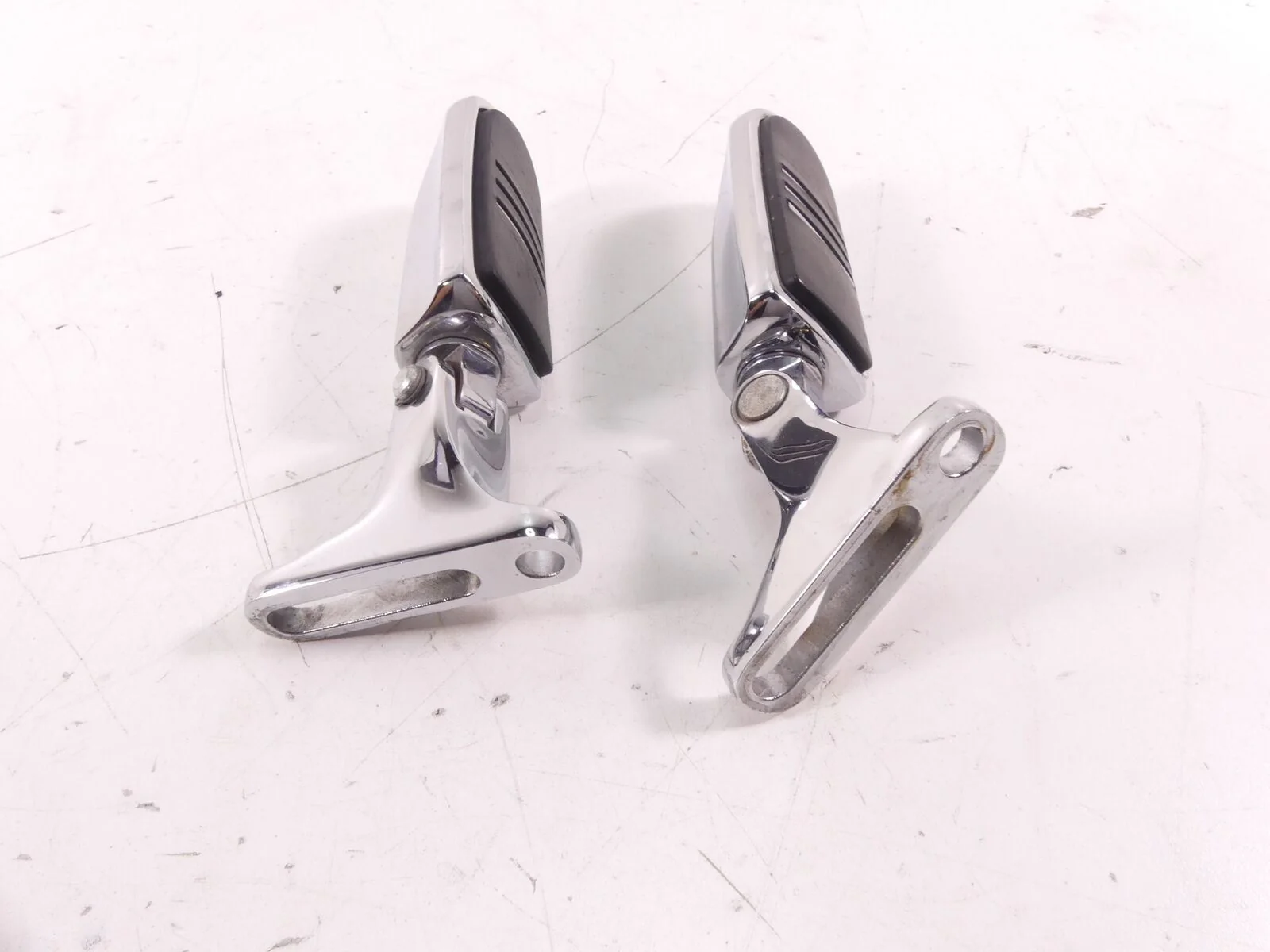 2016 Harley Touring FLTRX Road Glide Rear Passenger Footpeg Foot Peg Set 5050046 - Image 4