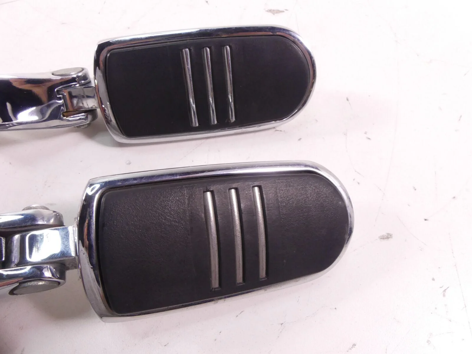 2016 Harley Touring FLTRX Road Glide Rear Passenger Footpeg Foot Peg Set 5050046 - Image 5