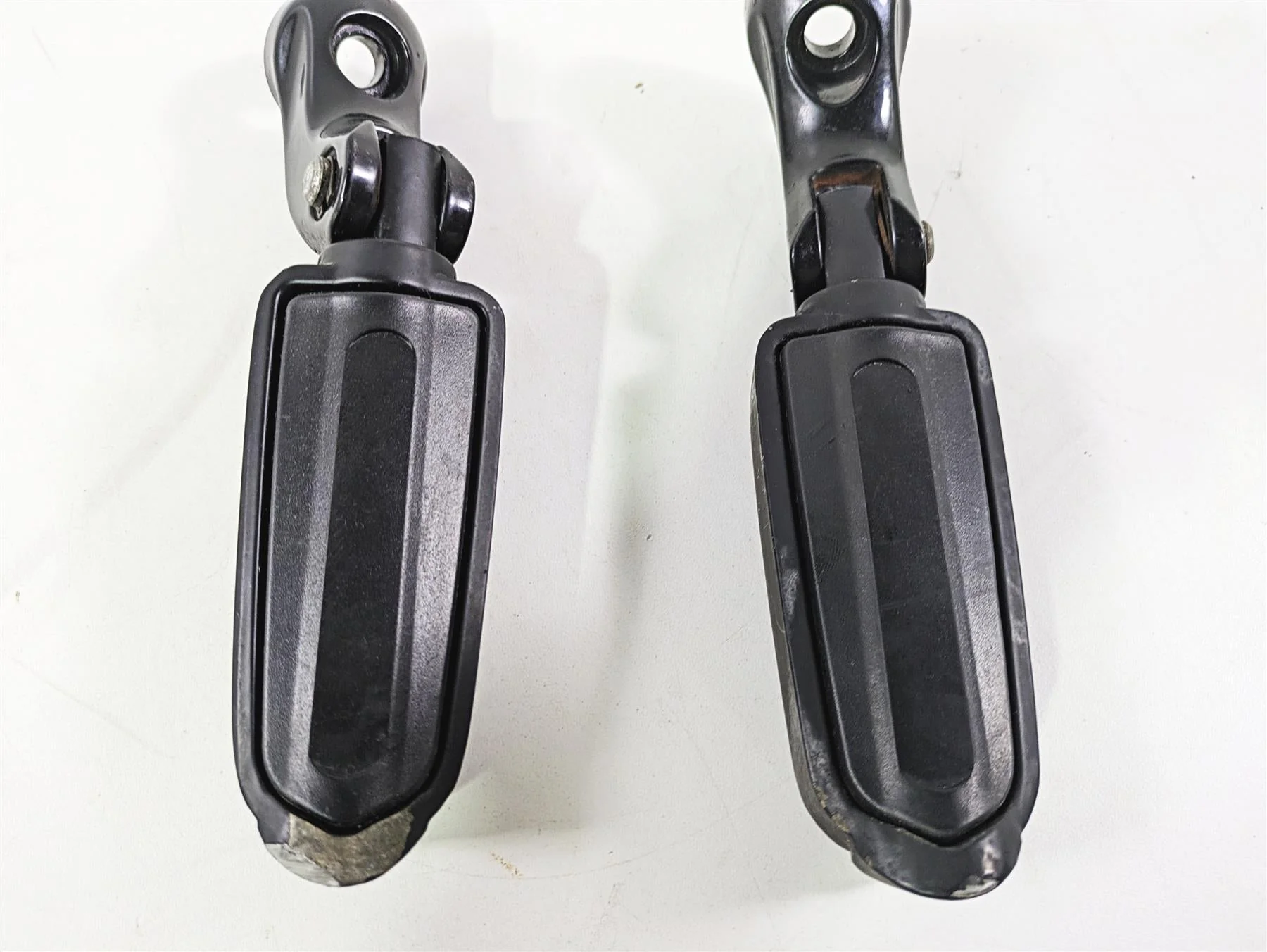 2016 Harley VRSCDX Night Rod Front Rider Footpeg Mount Set 54046-12 - Image 2