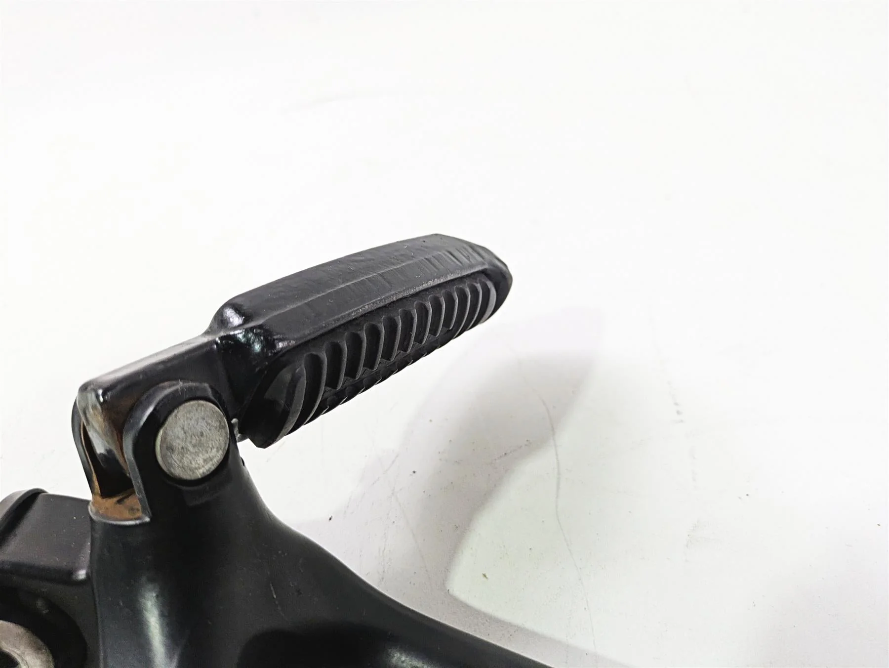 2016 Harley VRSCDX Night Rod Rear Passenger Footpeg Set 51722-07 51723-07 - Image 3
