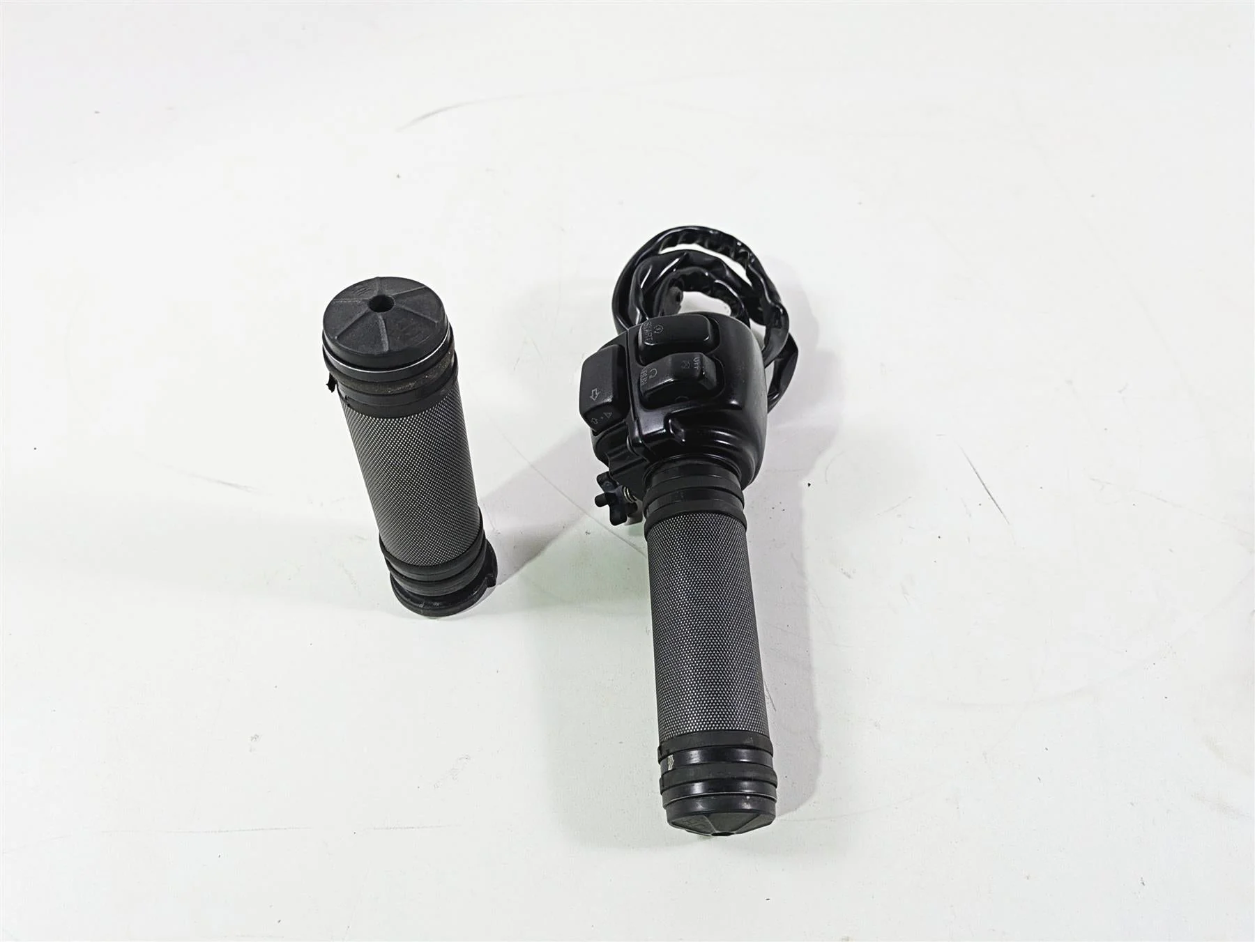 2016 Harley VRSCDX Night Rod Right Hand Control Switch 71684-06A 71621-08 - Image 2