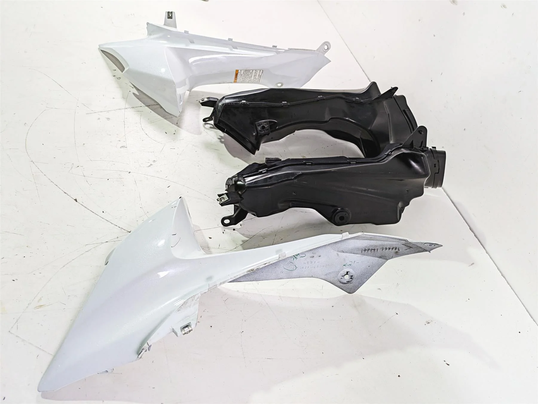 2016 Suzuki GSXR1000 Air Intake Ram & Cover Set 94420-47H00 94430-47H00 - Image 3