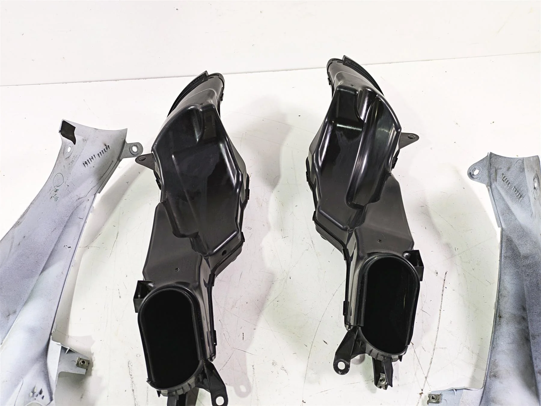 2016 Suzuki GSXR1000 Air Intake Ram & Cover Set 94420-47H00 94430-47H00 - Image 9