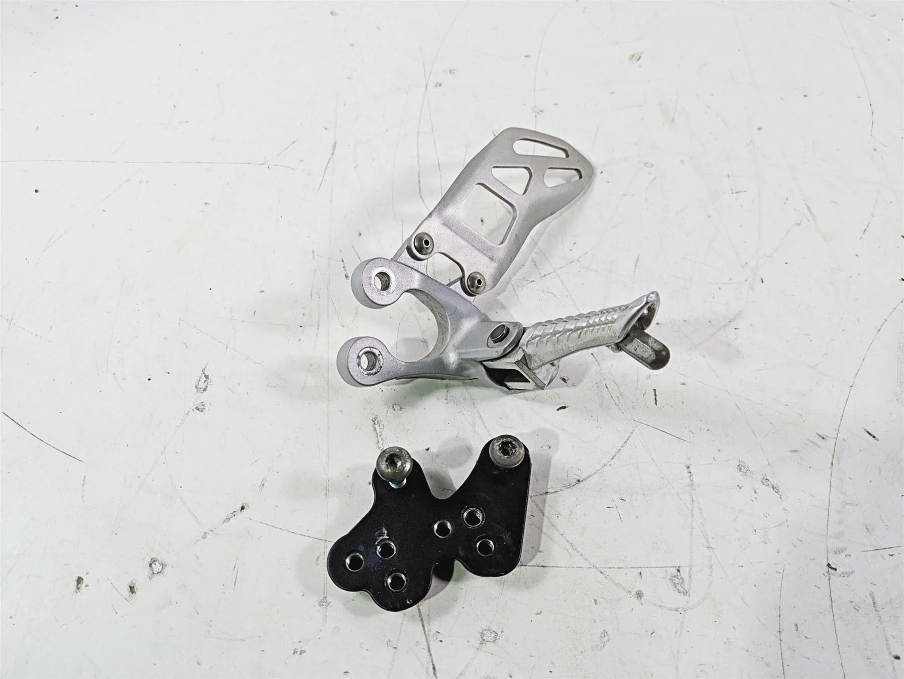 2016 Suzuki GSXR1000 Left Front Rider Driver Foot Peg & Mount 43521-47H20 - Image 12