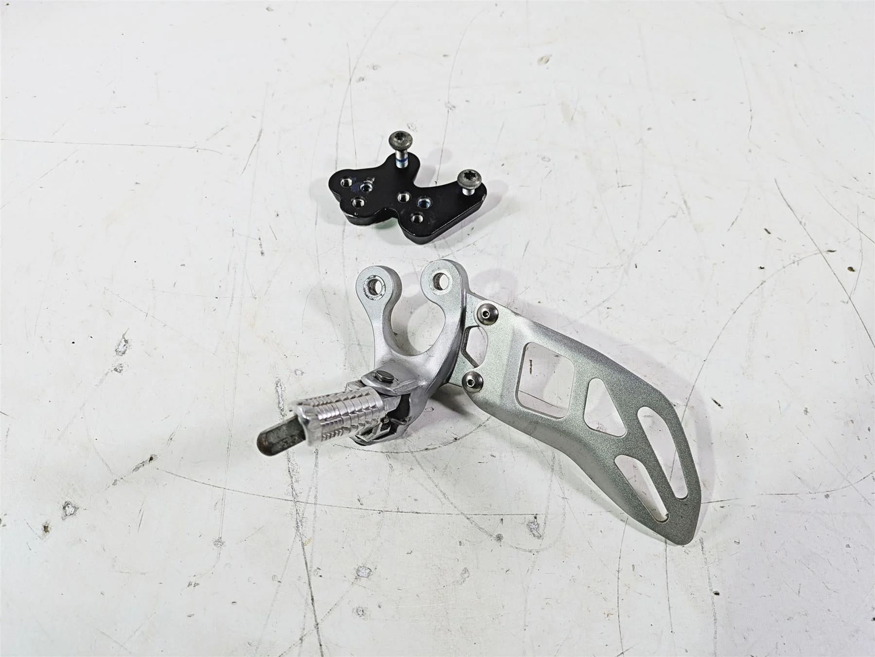 2016 Suzuki GSXR1000 Left Front Rider Driver Foot Peg & Mount 43521-47H20 - Image 2