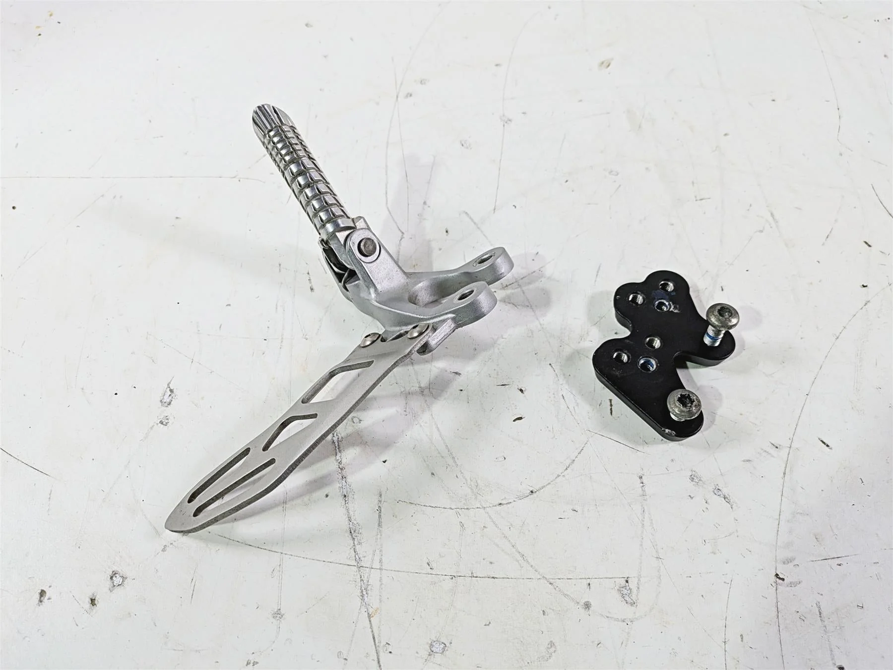 2016 Suzuki GSXR1000 Left Front Rider Driver Foot Peg & Mount 43521-47H20 - Image 3