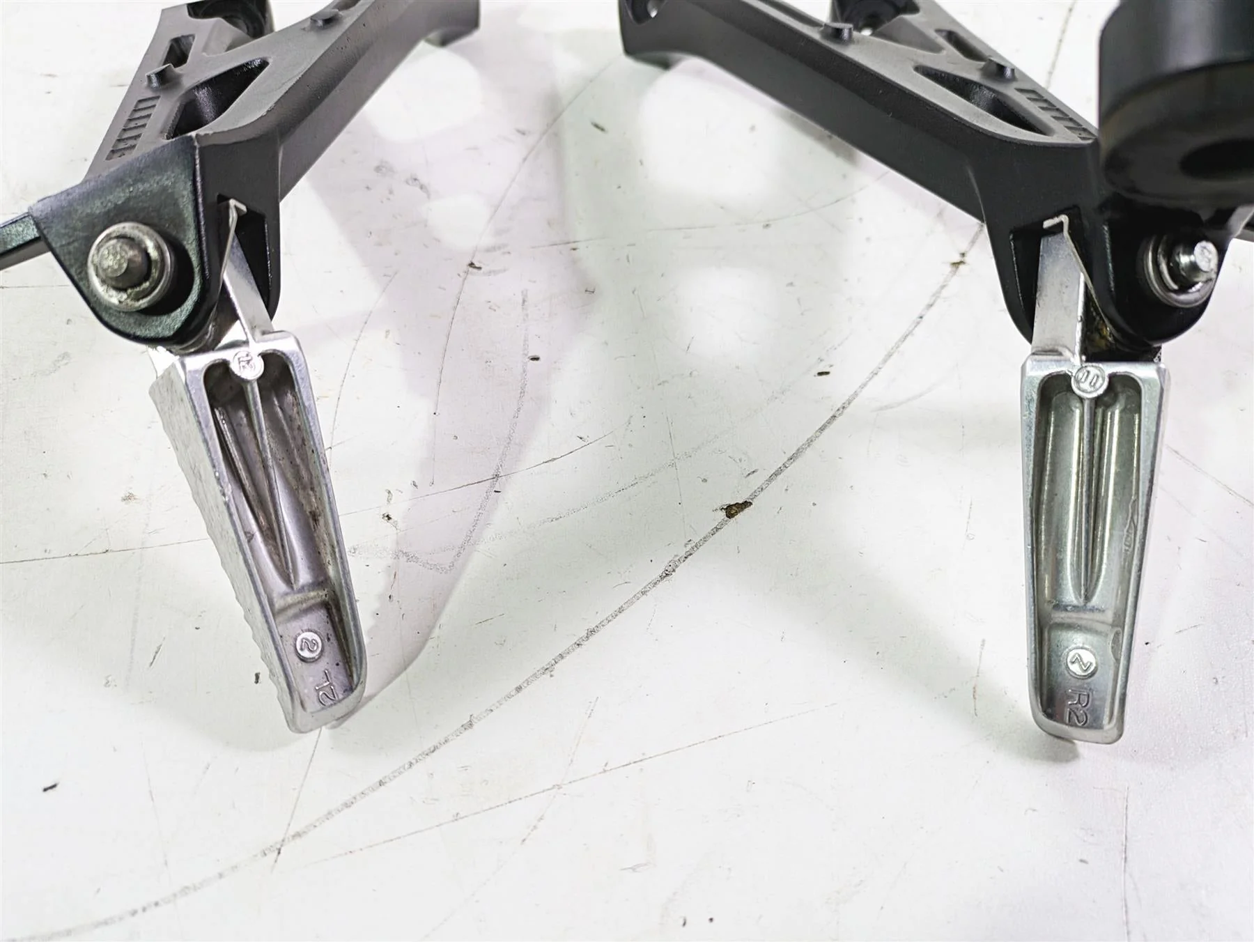 2016 Suzuki GSXR1000 Rear Passenger Foot Peg Set 43600-47H40 43611-37H10 - Image 11