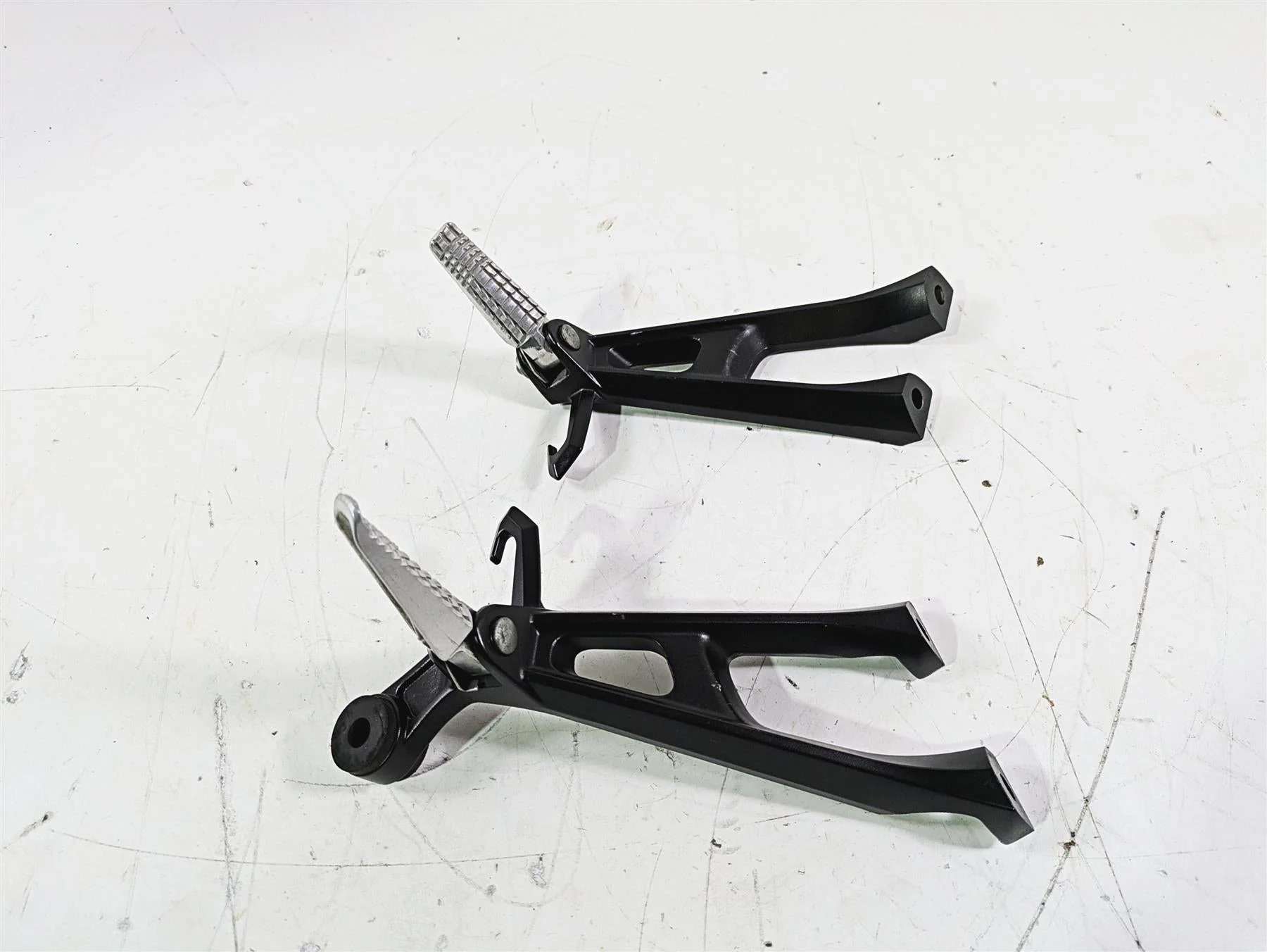 2016 Suzuki GSXR1000 Rear Passenger Foot Peg Set 43600-47H40 43611-37H10 - Image 2