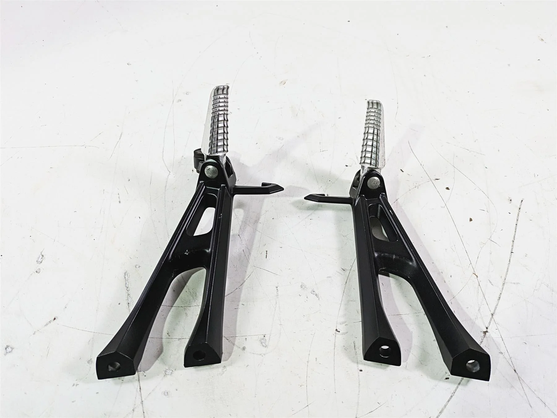 2016 Suzuki GSXR1000 Rear Passenger Foot Peg Set 43600-47H40 43611-37H10 - Image 3