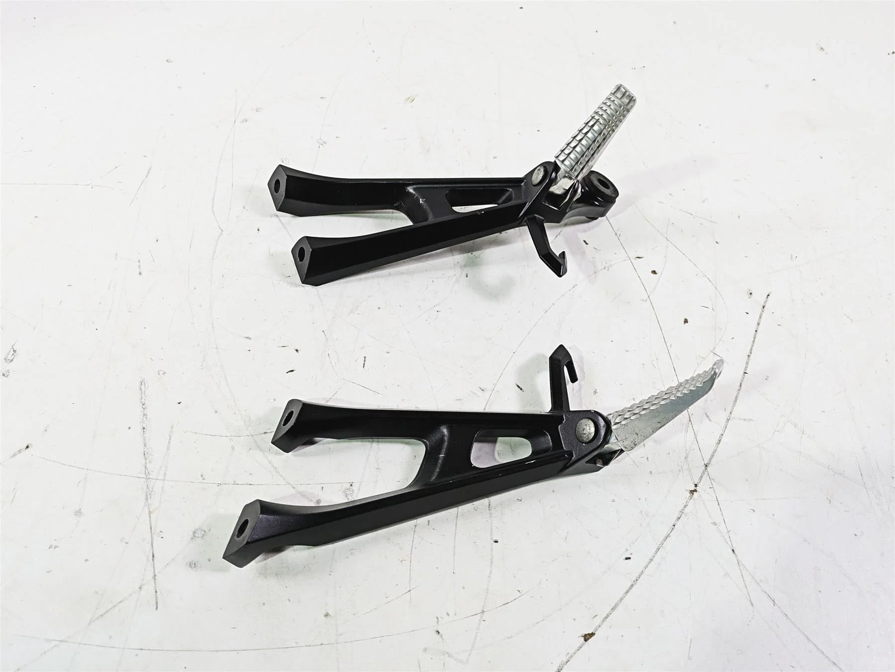 2016 Suzuki GSXR1000 Rear Passenger Foot Peg Set 43600-47H40 43611-37H10 - Image 4