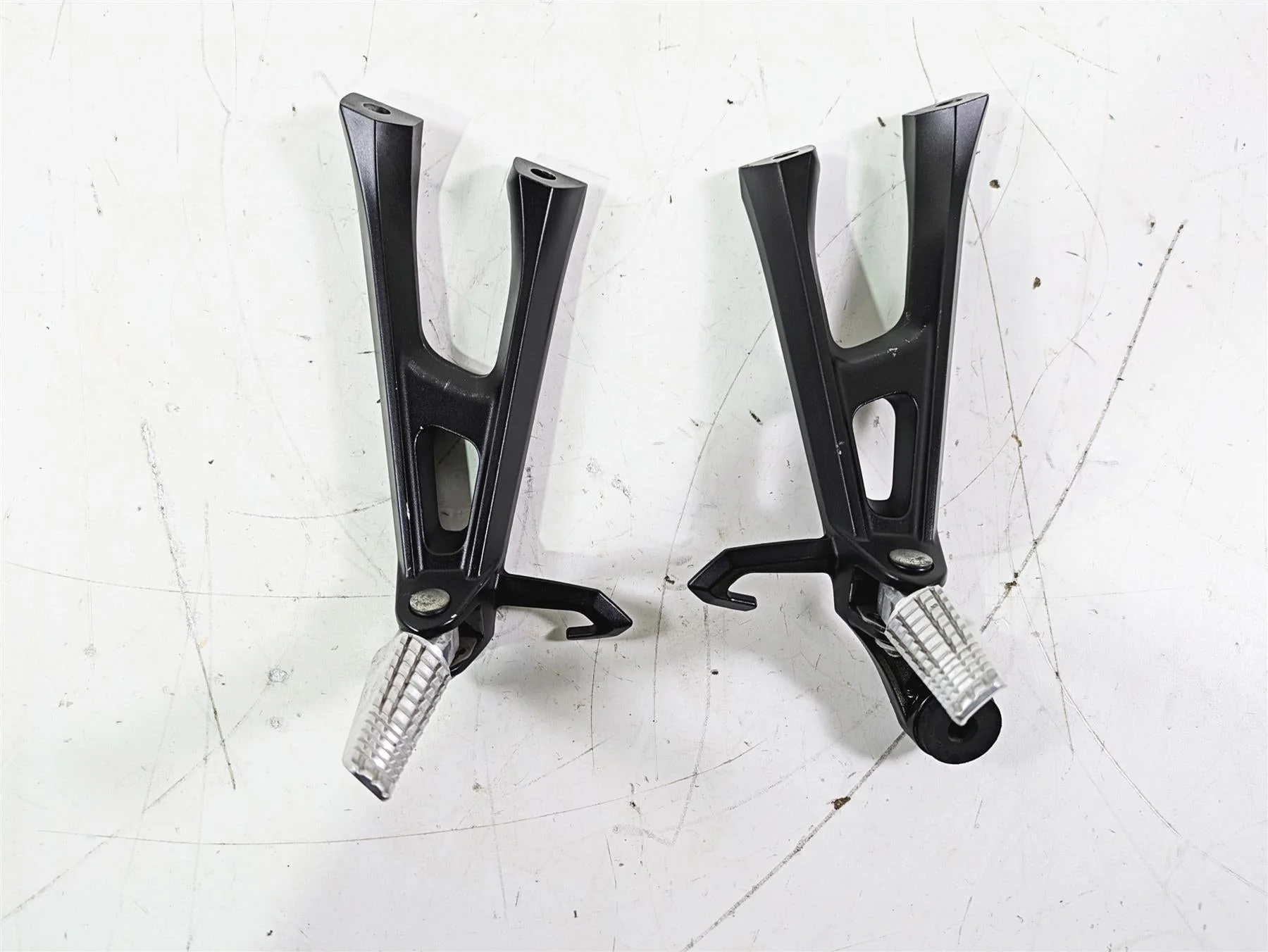 2016 Suzuki GSXR1000 Rear Passenger Foot Peg Set 43600-47H40 43611-37H10 - Image 5
