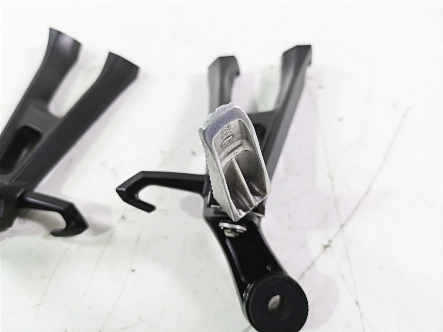 2016 Suzuki GSXR1000 Rear Passenger Foot Peg Set 43600-47H40 43611-37H10 - Image 9