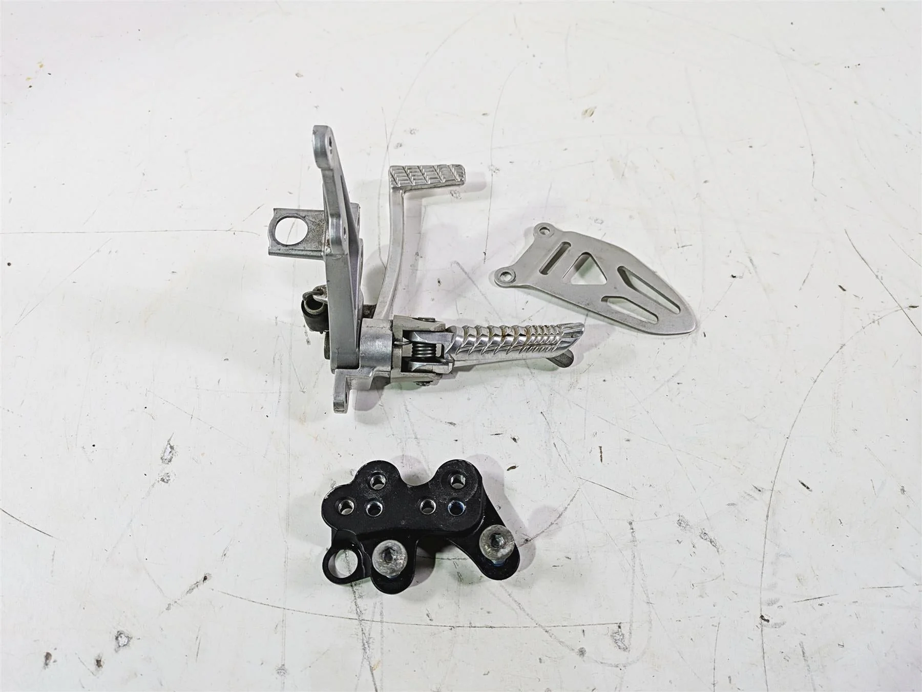 2016 Suzuki GSXR1000 Right Front Foot Peg Brake Pedal & Mount Set 3511-47H10