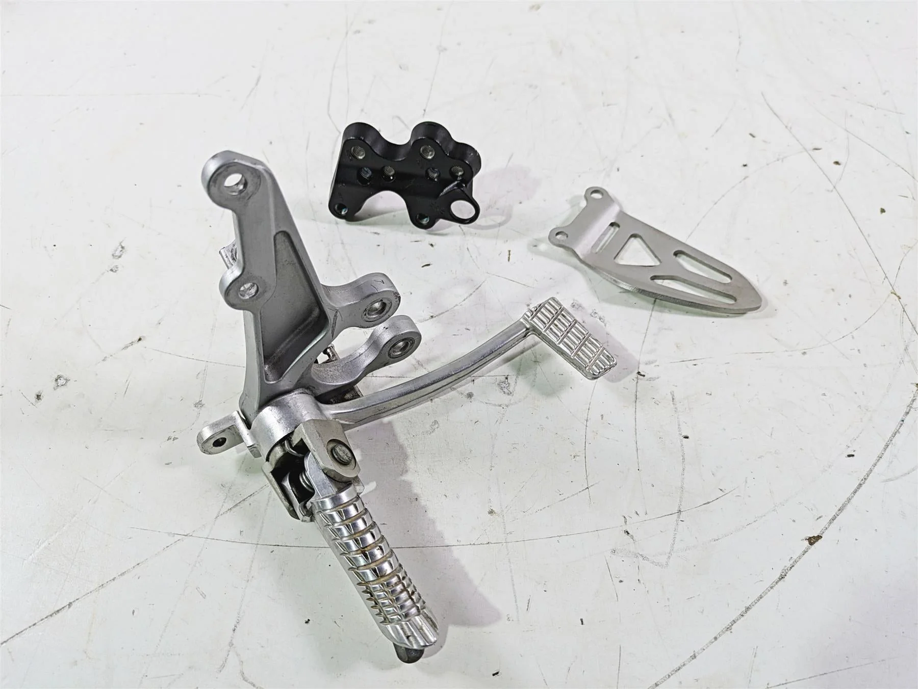 2016 Suzuki GSXR1000 Right Front Foot Peg Brake Pedal & Mount Set 3511-47H10 - Image 12