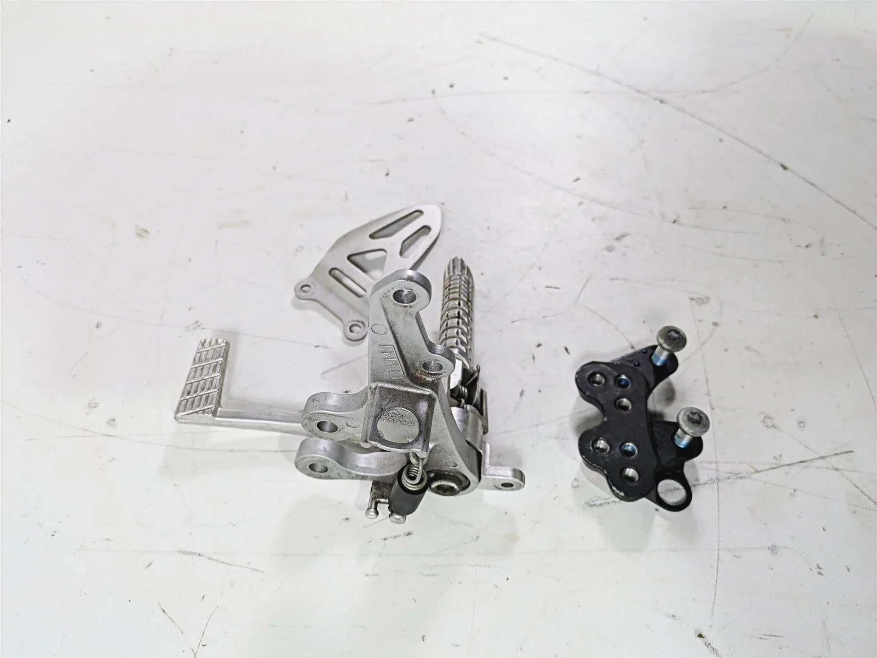 2016 Suzuki GSXR1000 Right Front Foot Peg Brake Pedal & Mount Set 3511-47H10 - Image 2