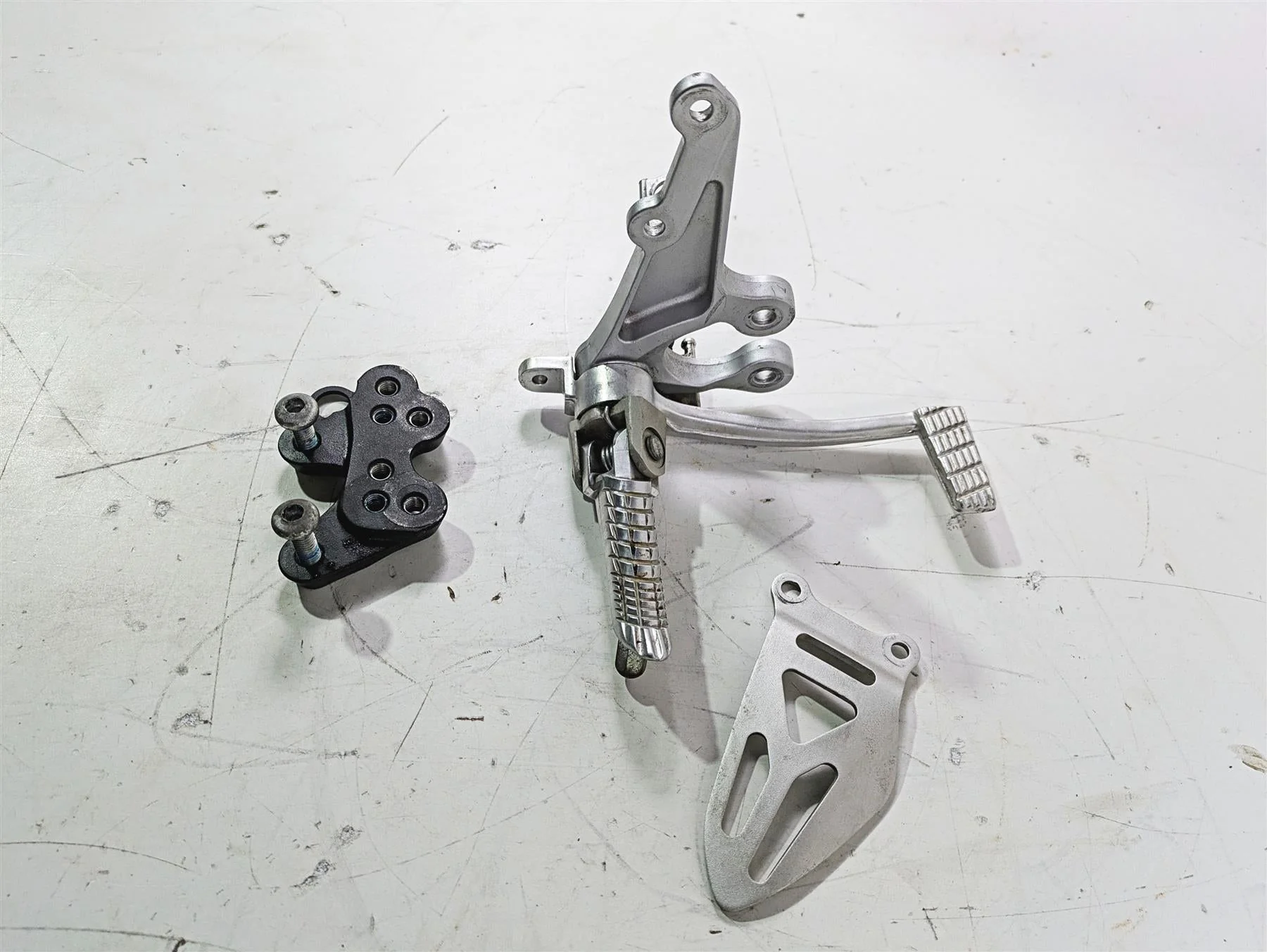 2016 Suzuki GSXR1000 Right Front Foot Peg Brake Pedal & Mount Set 3511-47H10 - Image 3