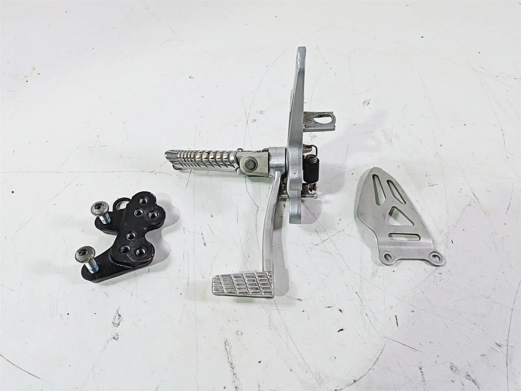 2016 Suzuki GSXR1000 Right Front Foot Peg Brake Pedal & Mount Set 3511-47H10 - Image 4