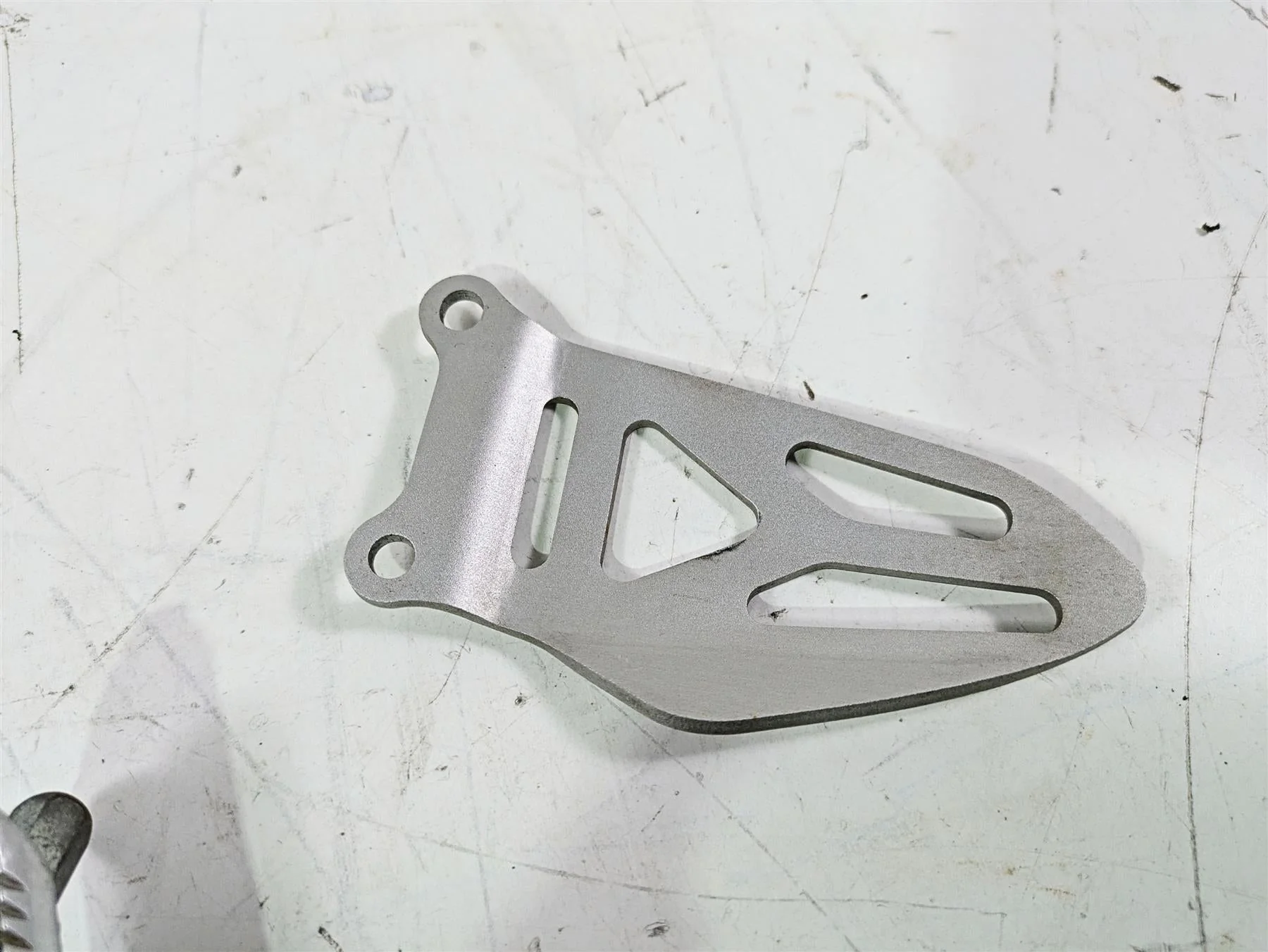 2016 Suzuki GSXR1000 Right Front Foot Peg Brake Pedal & Mount Set 3511-47H10 - Image 9