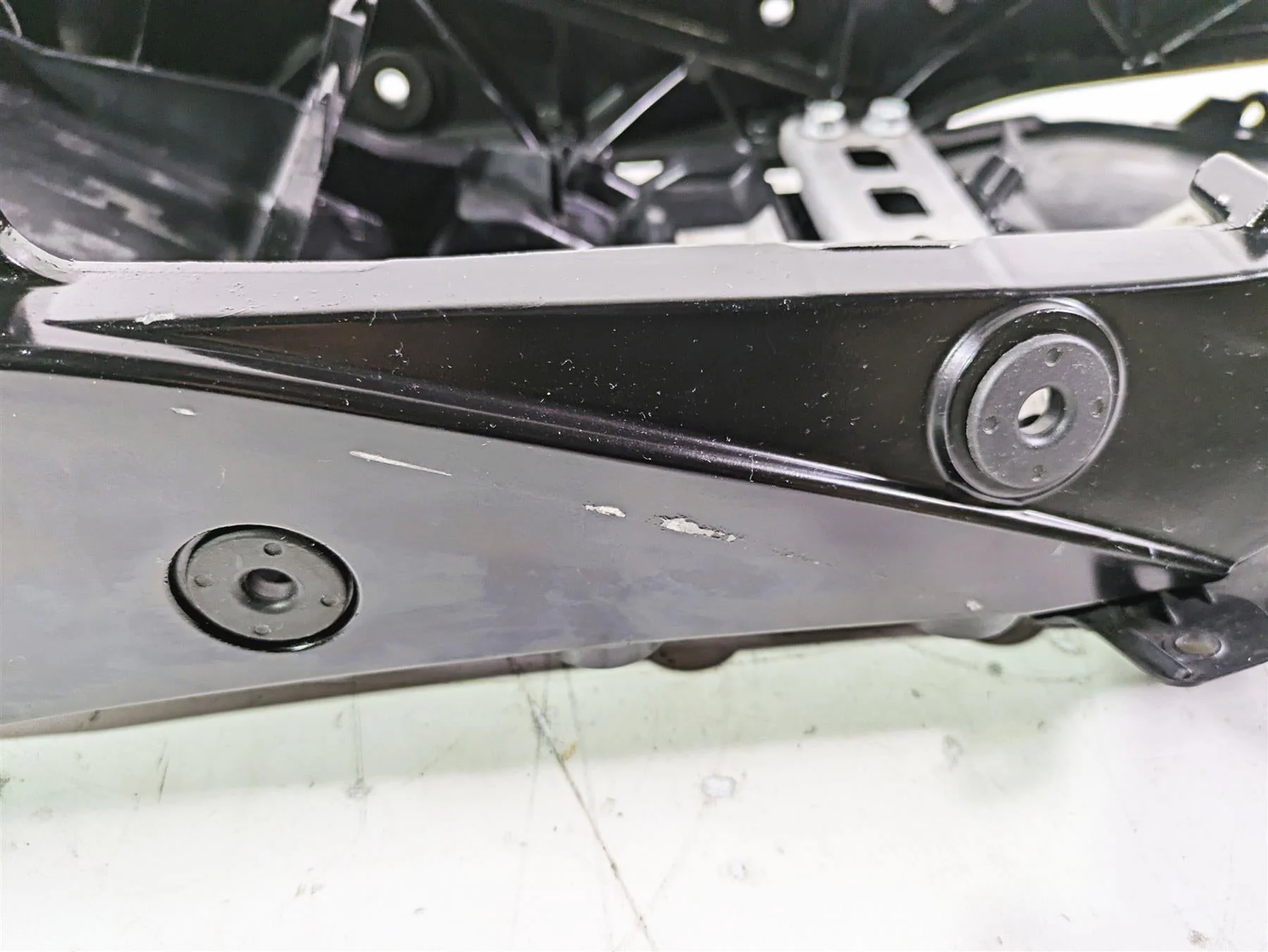 2016 Suzuki GSXR1000 Straight Subframe Inner Fender Set 41211-47H00 41221-47H00 - Image 6