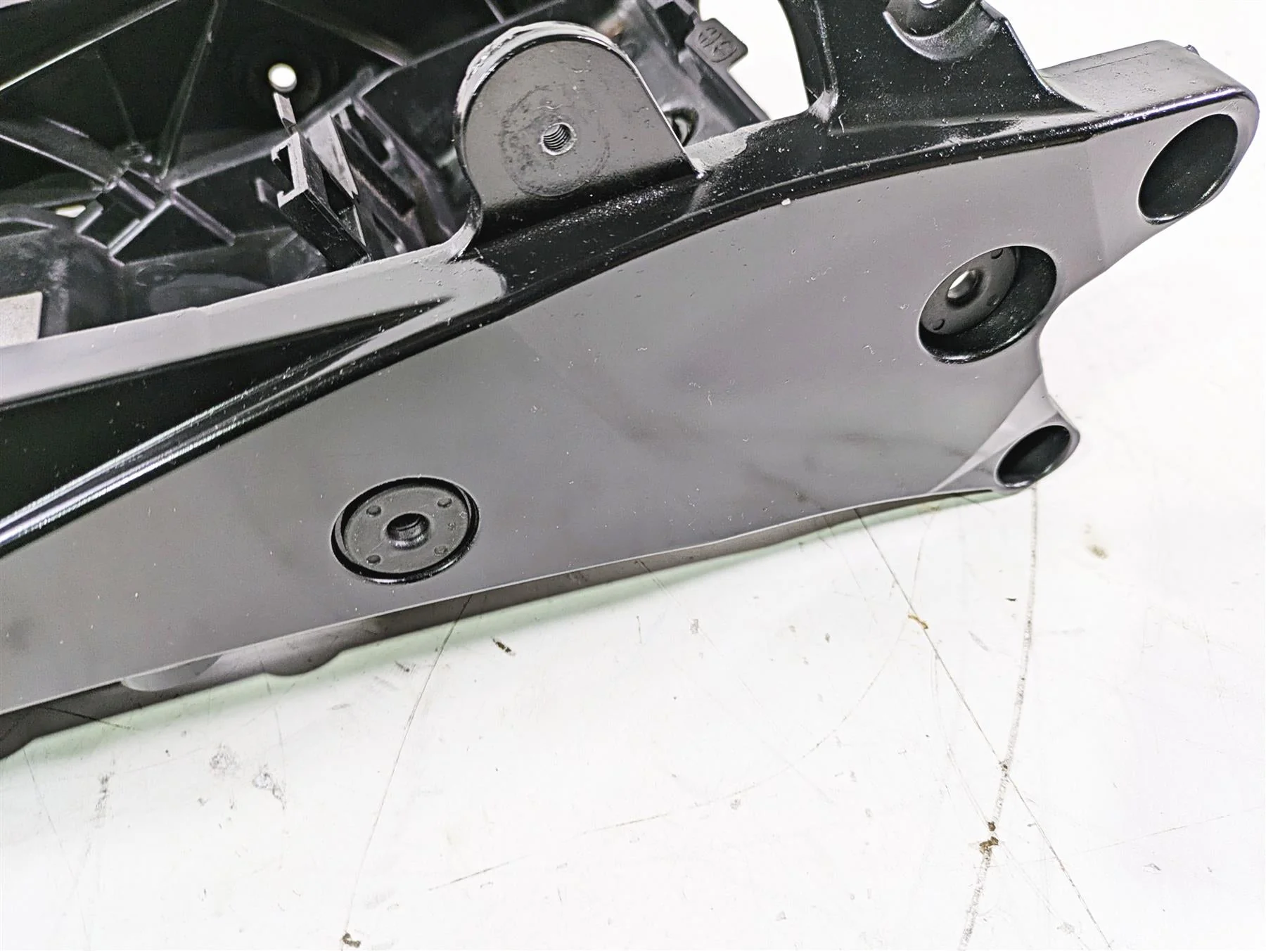 2016 Suzuki GSXR1000 Straight Subframe Inner Fender Set 41211-47H00 41221-47H00 - Image 7