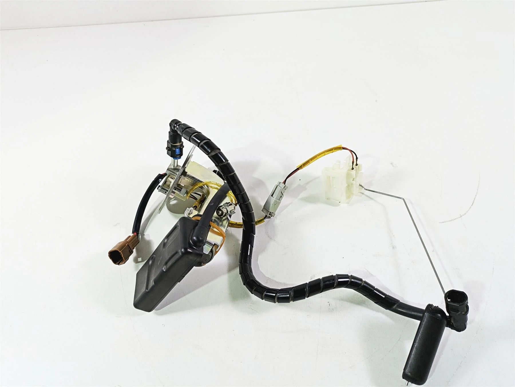2016 Suzuki M109R VZR1800 Boulevard Fuel Gas Petrol Pump - Tested 15100-48G10 - Image 4