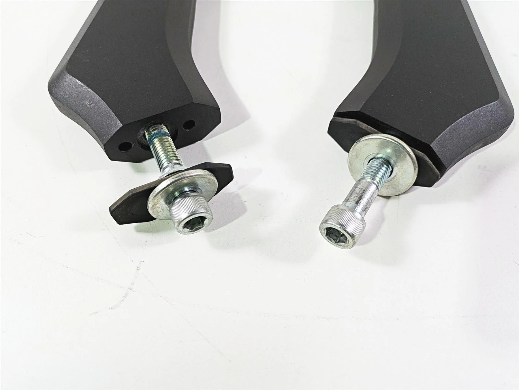 2016 Suzuki M109R VZR1800 Boulevard Handlebar Holder Riser Set 56224-48G30 - Image 5