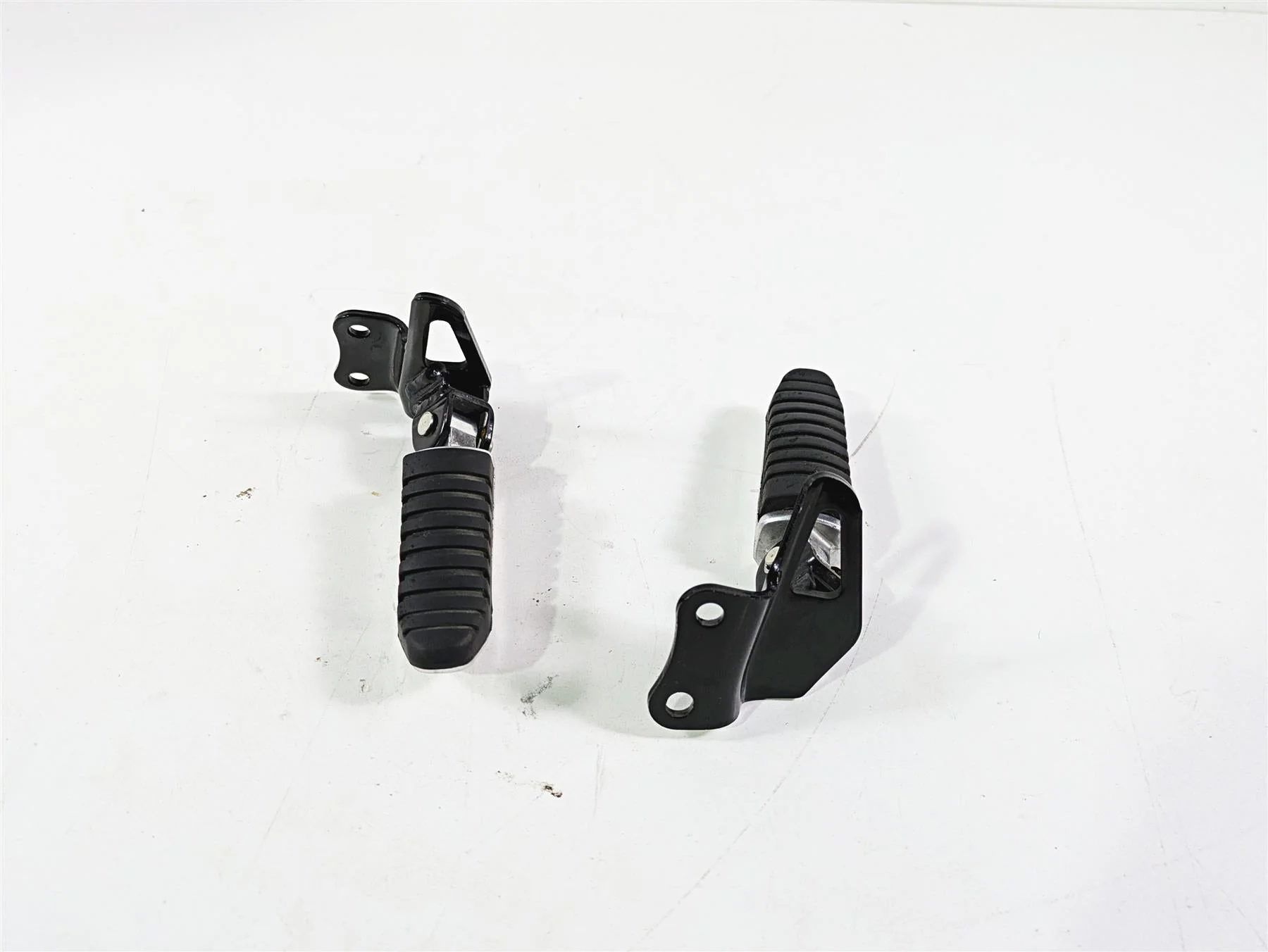 2016 Suzuki M109R VZR1800 Boulevard Rear Passenger Footpeg Set 43600-48G00 - Image 2