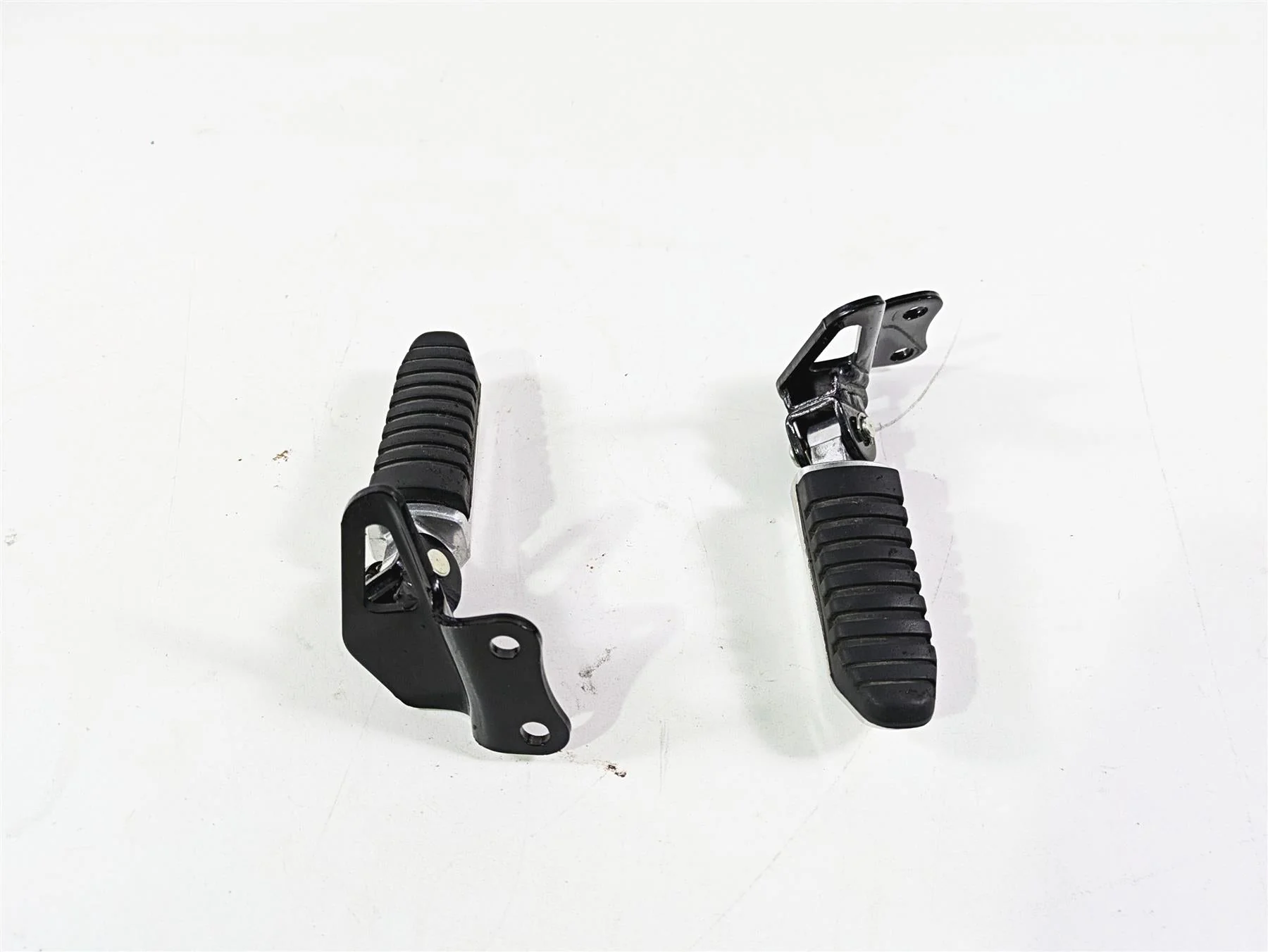 2016 Suzuki M109R VZR1800 Boulevard Rear Passenger Footpeg Set 43600-48G00 - Image 4
