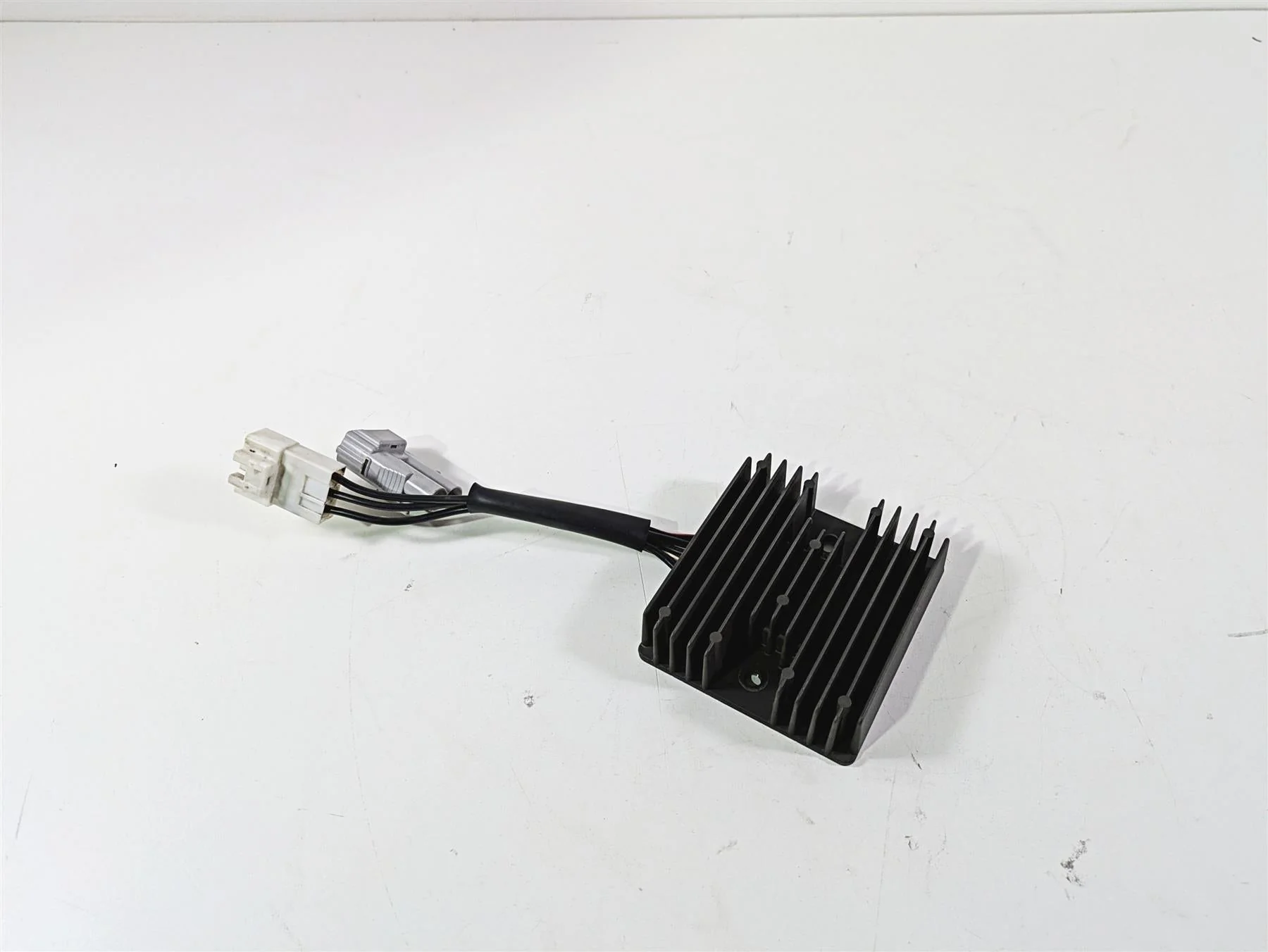 2016 Suzuki M109R VZR1800 Boulevard Rectifier Voltage Regulator 32800-10G30 - Image 4