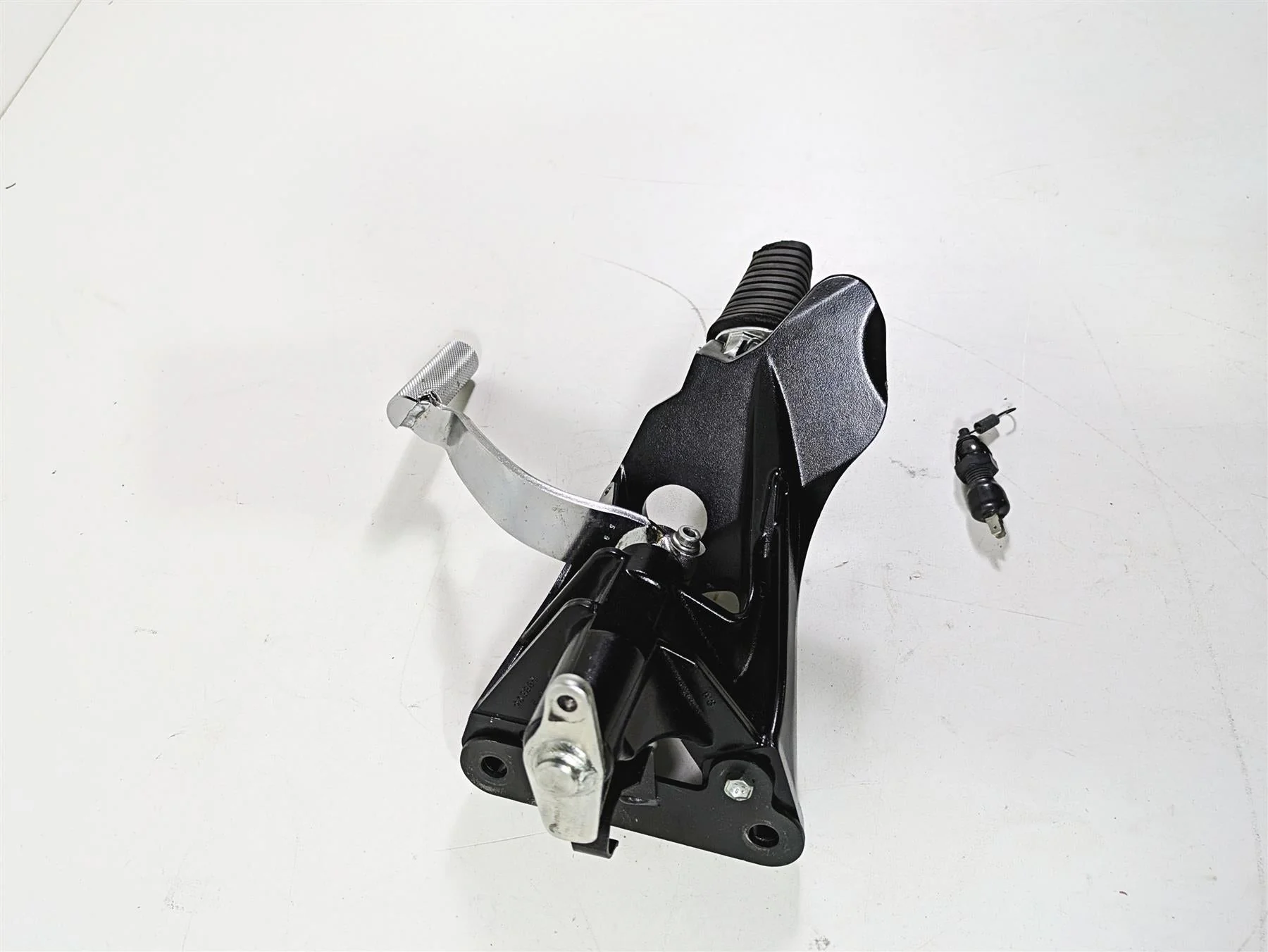 2016 Suzuki M109R VZR1800 Boulevard Right Front Footpeg Brake Pedal 43511-48G10 - Image 2