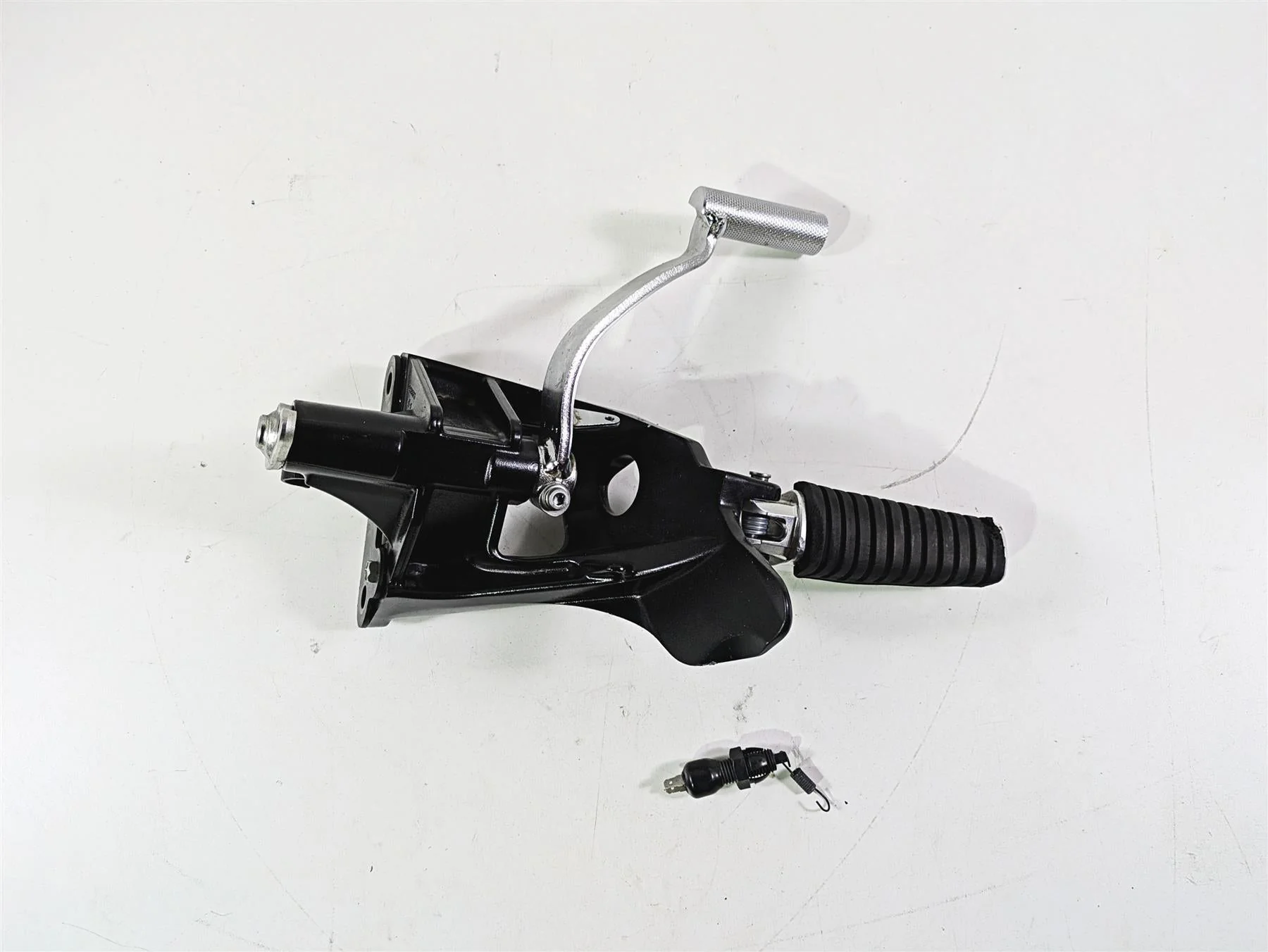 2016 Suzuki M109R VZR1800 Boulevard Right Front Footpeg Brake Pedal 43511-48G10 - Image 4