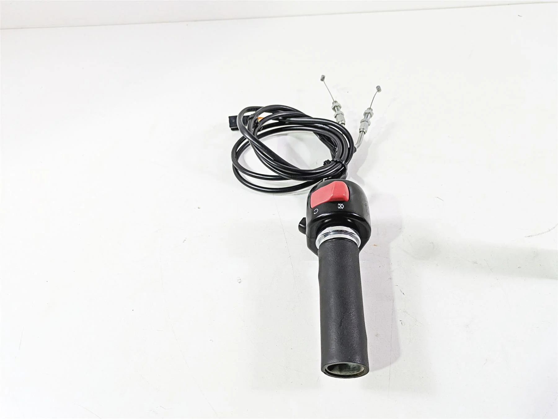 2016 Suzuki M109R VZR1800 Boulevard Right Hand Control Switch 37200-06J00 - Image 2