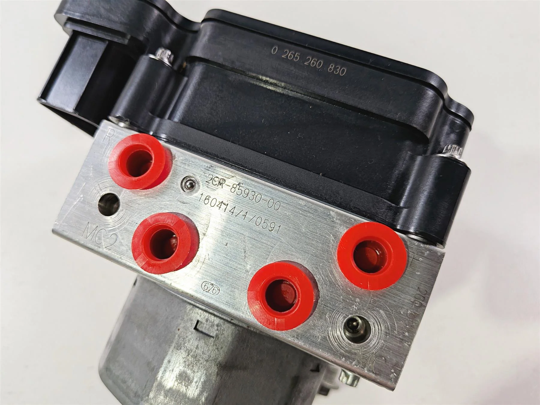 2016 Yamaha YZF R1 RN32 Abs Brake Pump Module Unit 2CR-85930-09-00 - Image 9